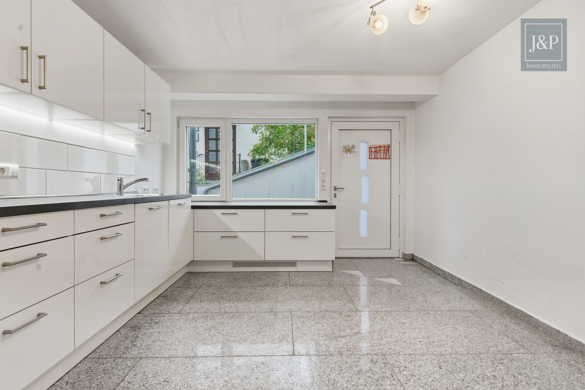 Ruhig und Familiär! 4,5-Zimmer-Souterrain-Wohnung mit großem Gartenanteil! - Küche