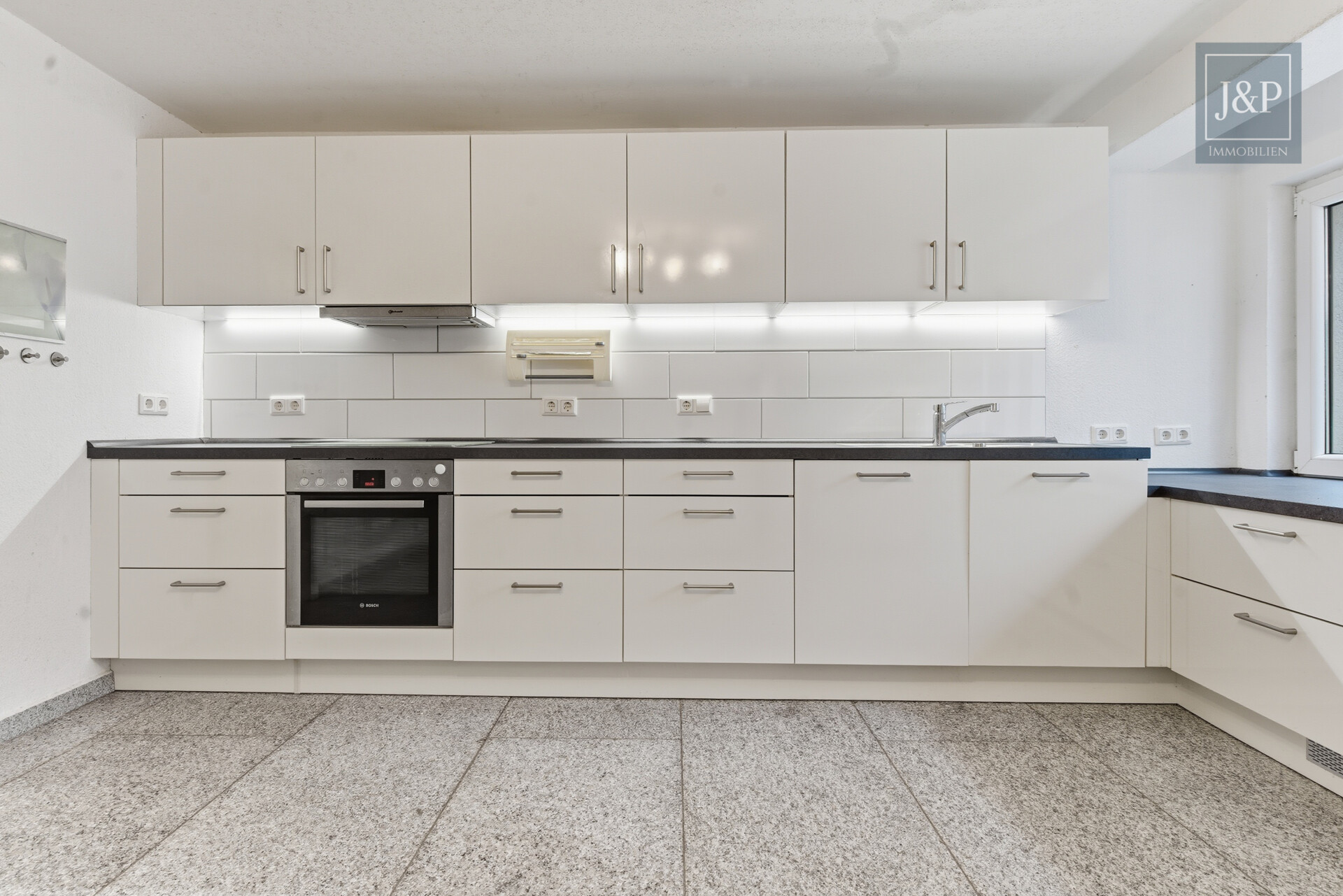 Ruhig und Familiär! 4,5-Zimmer-Souterrain-Wohnung mit großem Gartenanteil! - Küche