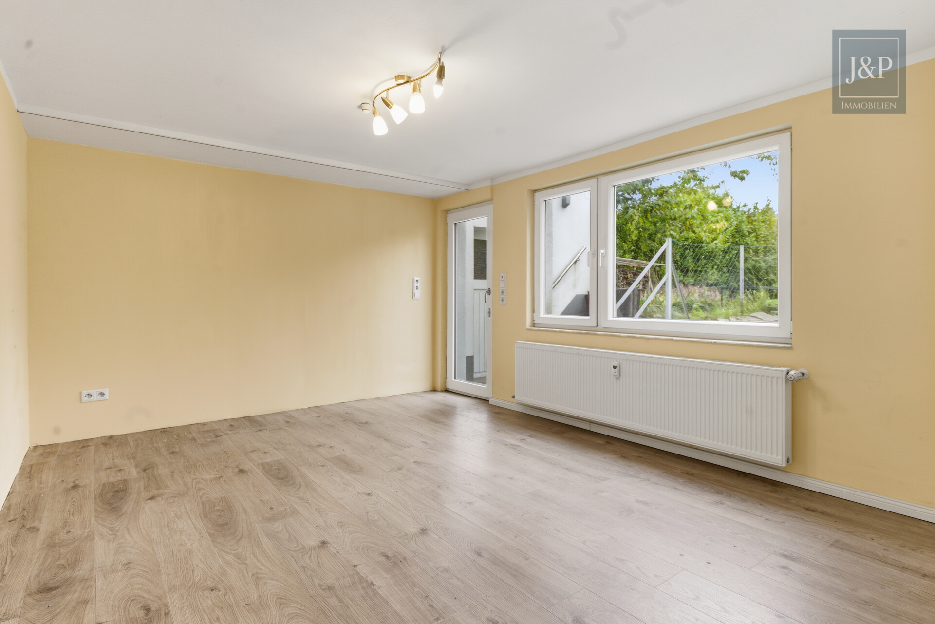 Ruhig und Familiär! 4,5-Zimmer-Souterrain-Wohnung mit großem Gartenanteil! - Wohnzimmer