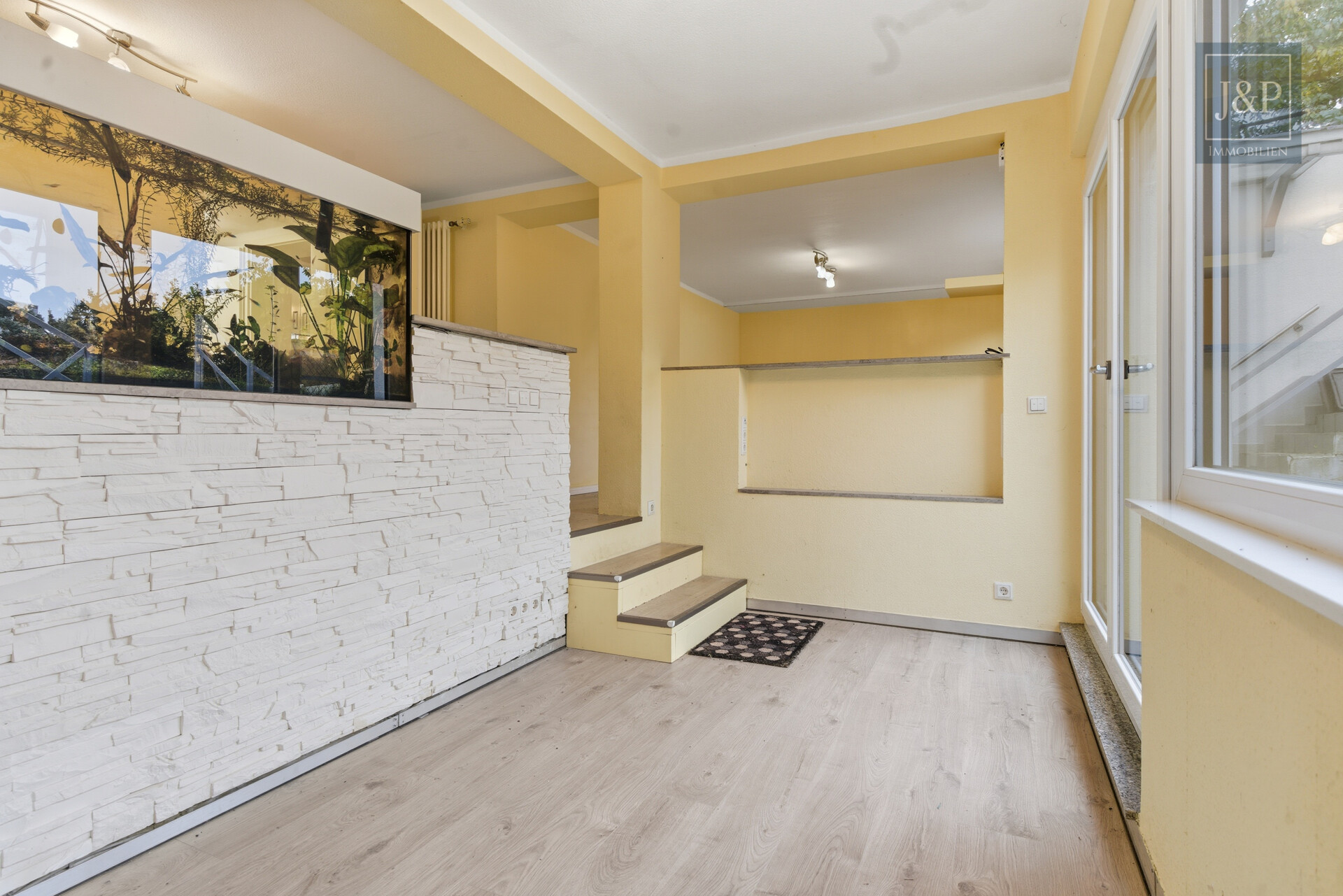 Ruhig und Familiär! 4,5-Zimmer-Souterrain-Wohnung mit großem Gartenanteil! - Wohnzimmer