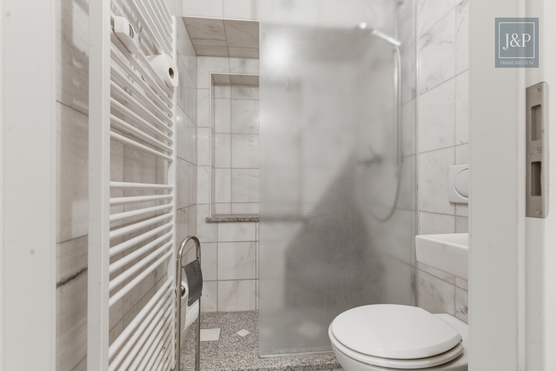 Ruhig und Familiär! 4,5-Zimmer-Souterrain-Wohnung mit großem Gartenanteil! - Gäste WC + Dusche