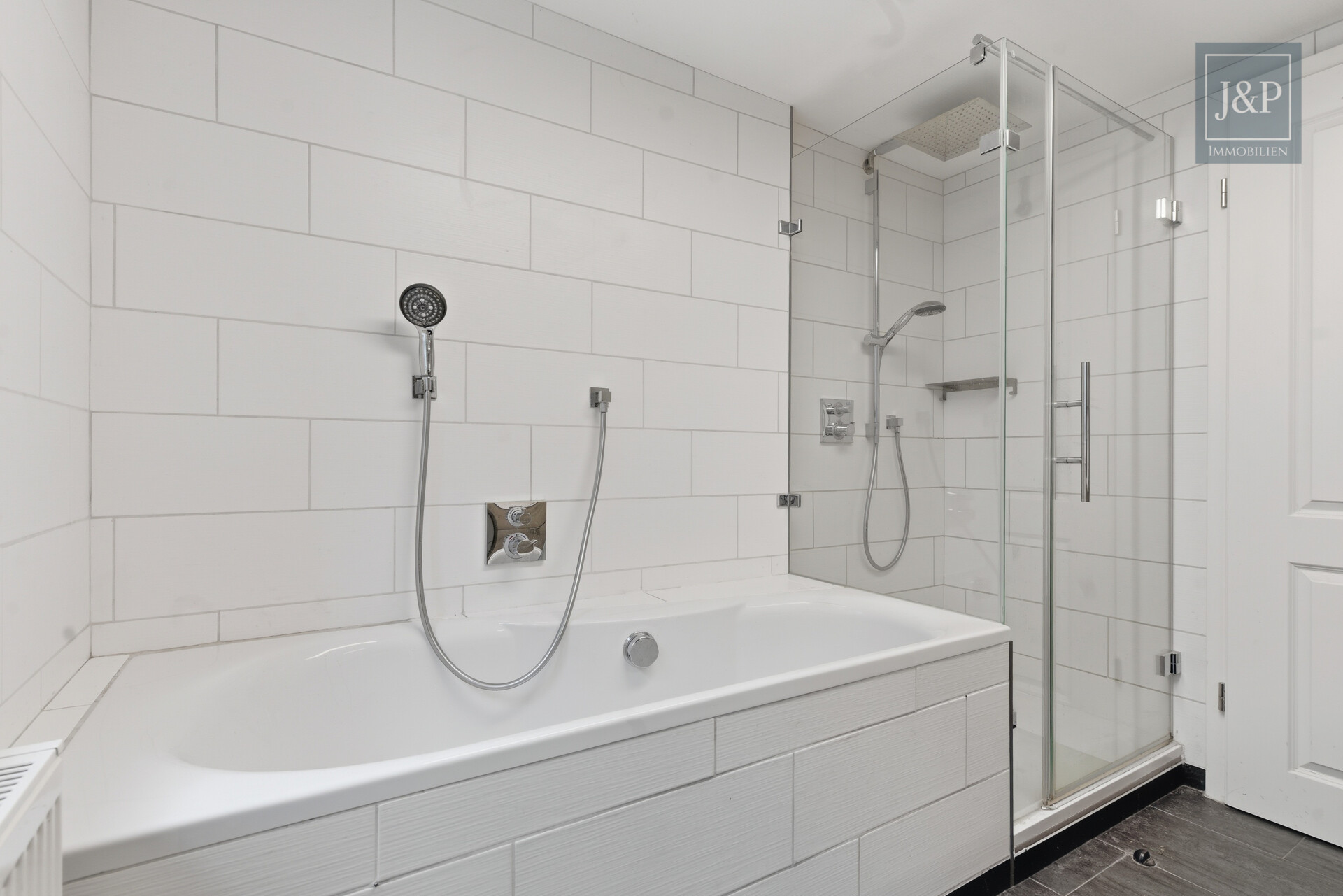 Ruhig und Familiär! 4,5-Zimmer-Souterrain-Wohnung mit großem Gartenanteil! - Badezimmer