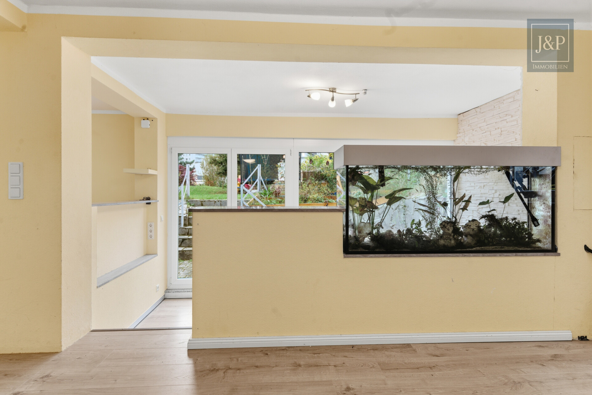 Ruhig und Familiär! 4,5-Zimmer-Souterrain-Wohnung mit großem Gartenanteil! - Wohnzimmer