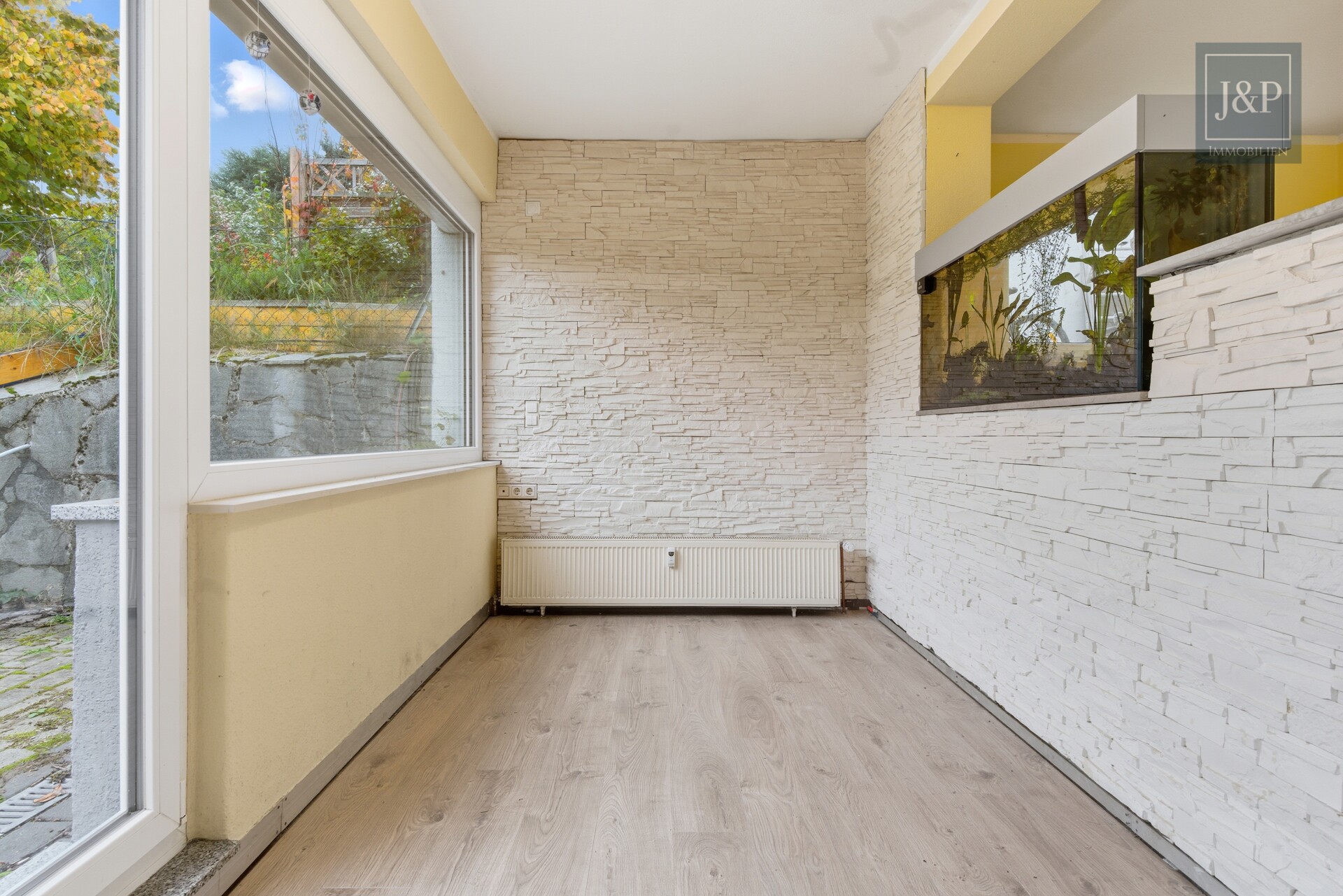 Ruhig und Familiär! 4,5-Zimmer-Souterrain-Wohnung mit großem Gartenanteil! - Wohnzimmer