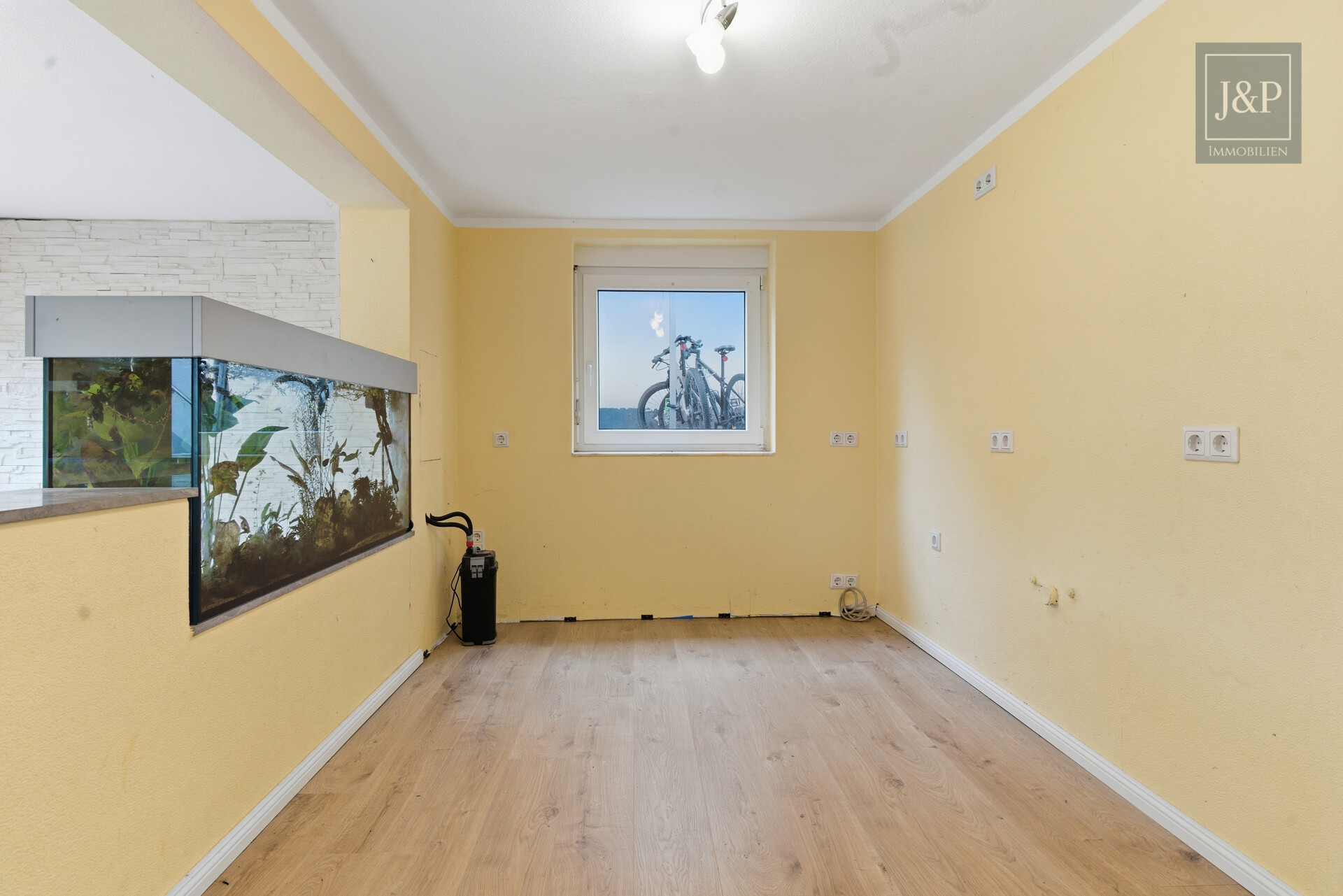 Ruhig und Familiär! 4,5-Zimmer-Souterrain-Wohnung mit großem Gartenanteil! - Wohnzimmer
