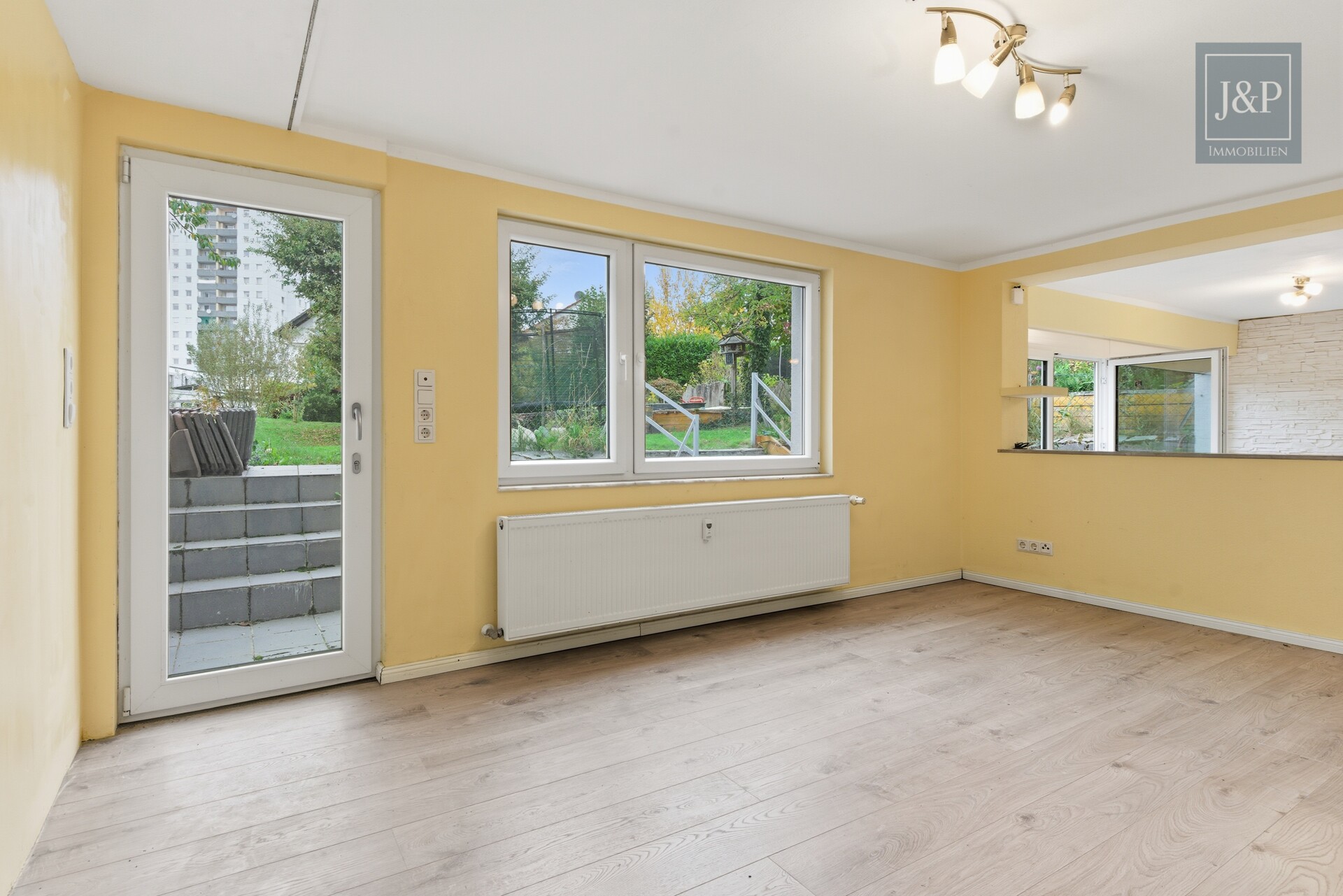 Ruhig und Familiär! 4,5-Zimmer-Souterrain-Wohnung mit großem Gartenanteil! - Wohnzimmer