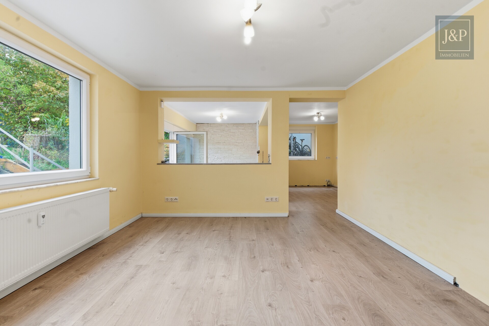 Ruhig und Familiär! 4,5-Zimmer-Souterrain-Wohnung mit großem Gartenanteil! - Wohnzimmer