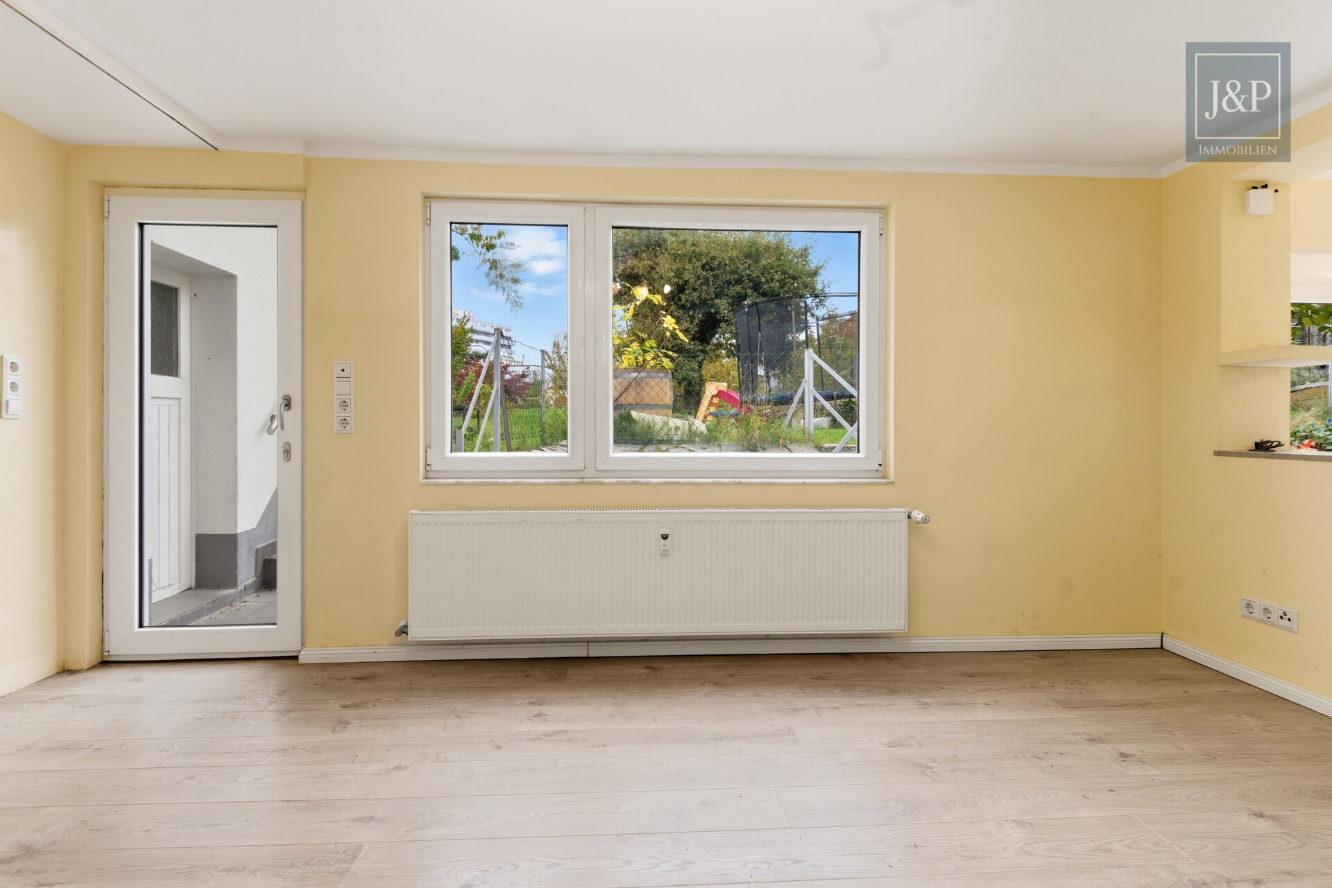 Ruhig und Familiär! 4,5-Zimmer-Souterrain-Wohnung mit großem Gartenanteil! - Wohnzimmer