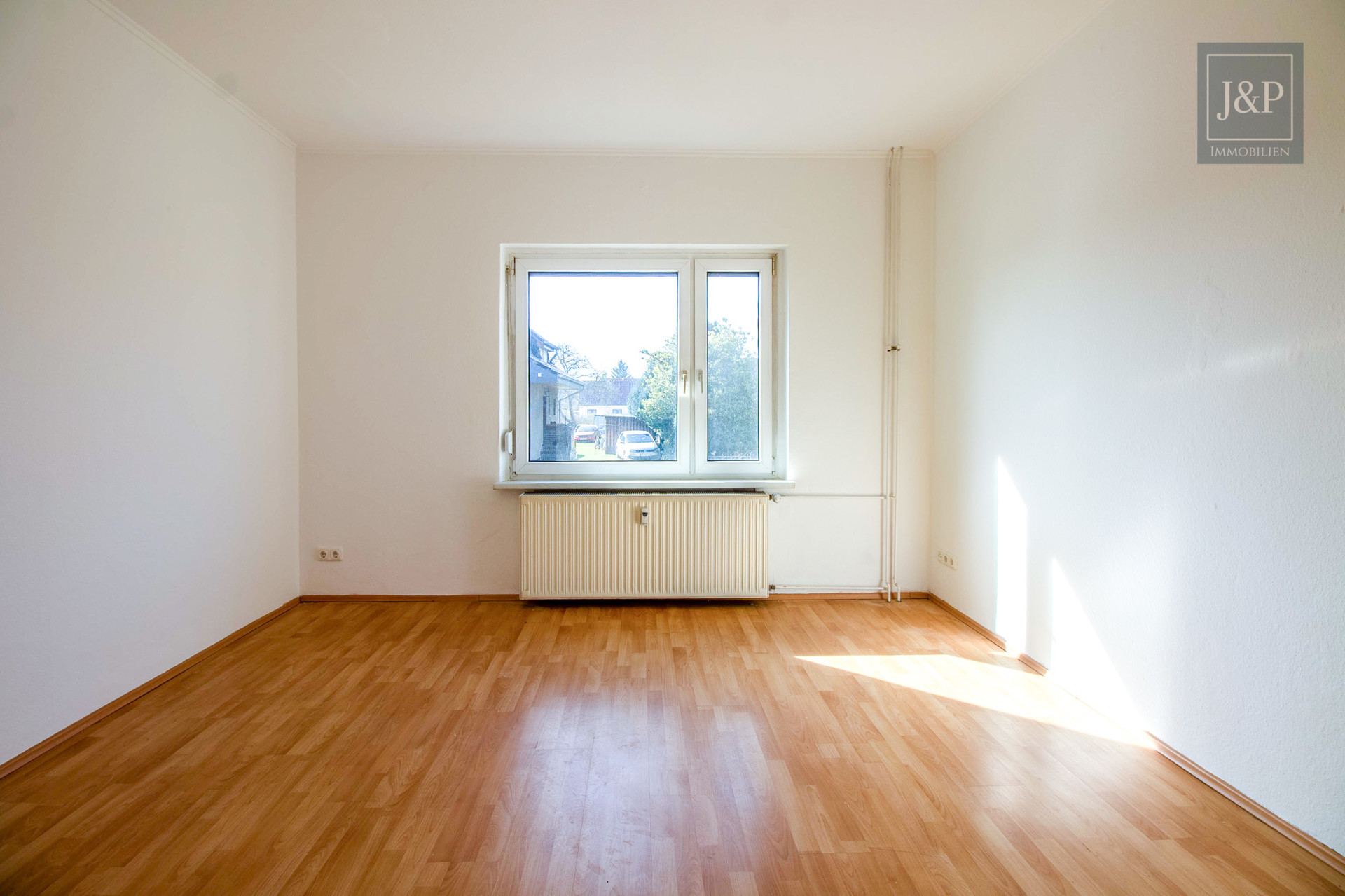 Charmantes Zweifamilienhaus mit großem Garten, Terrasse & Garage – ideal für Familien und Kapitalanleger - Schlaf/Wohnzimmer