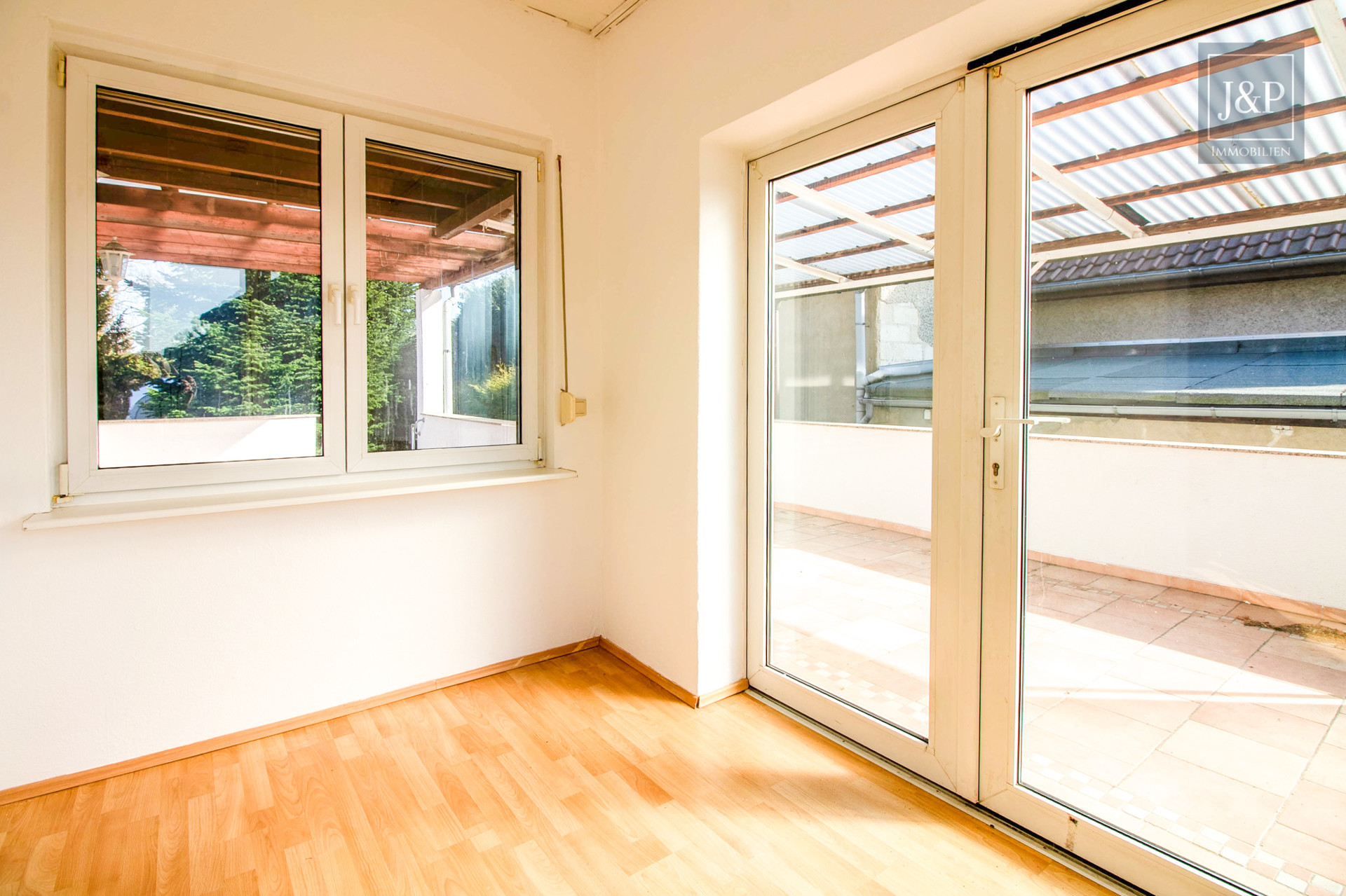 Charmantes Zweifamilienhaus mit großem Garten, Terrasse & Garage – ideal für Familien und Kapitalanleger - Wohnbereich