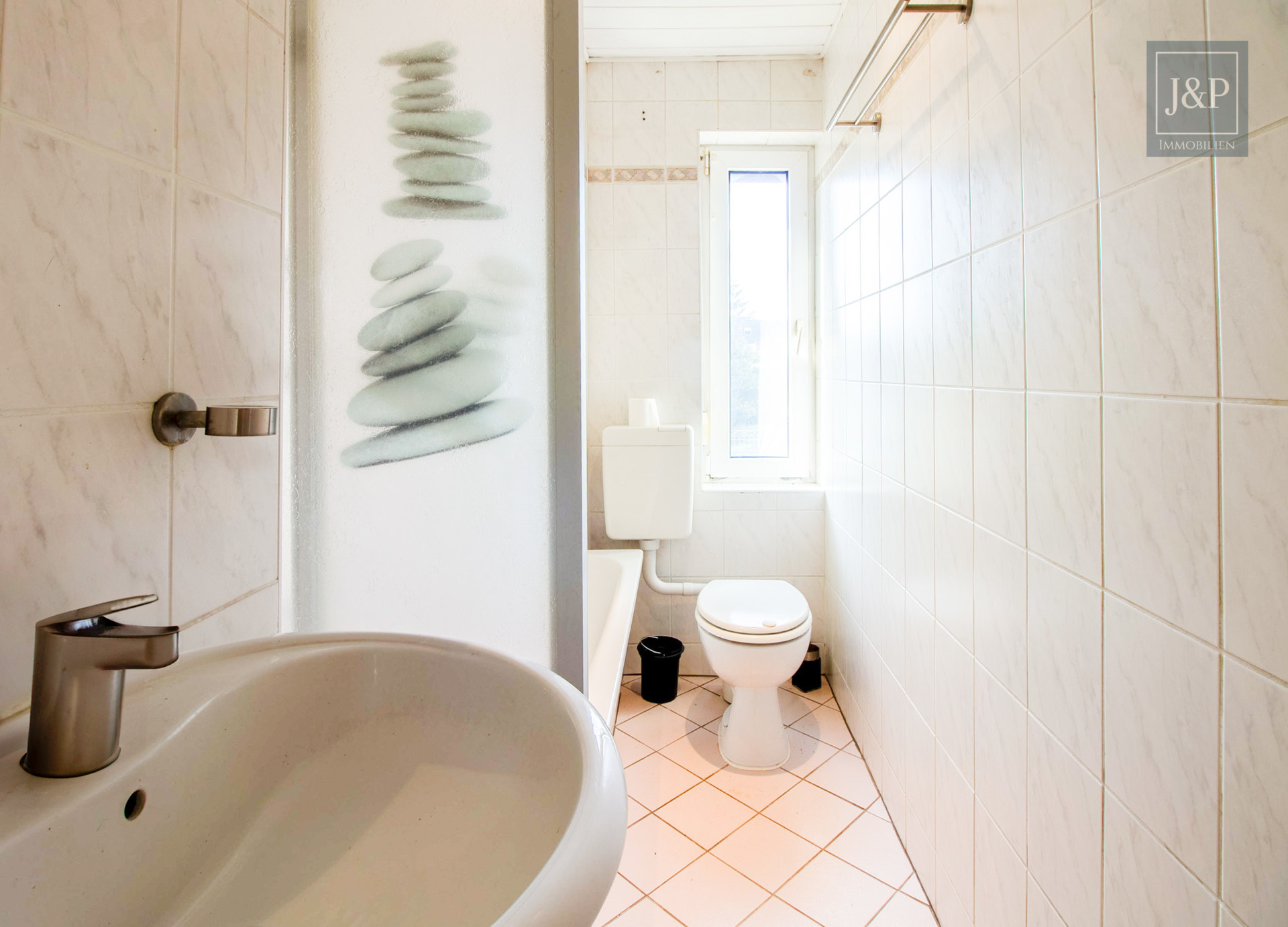 Charmantes Zweifamilienhaus mit großem Garten, Terrasse & Garage – ideal für Familien und Kapitalanleger - Badezimmer