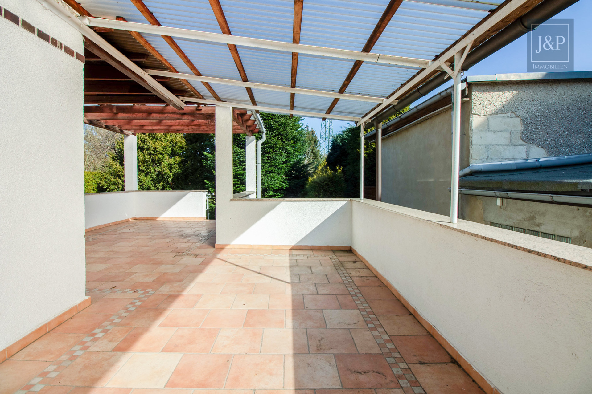 Charmantes Zweifamilienhaus mit großem Garten, Terrasse & Garage – ideal für Familien und Kapitalanleger - Terrasse