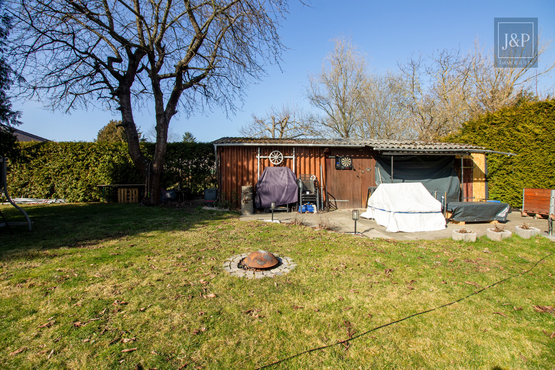 Charmantes Zweifamilienhaus mit großem Garten, Terrasse & Garage – ideal für Familien und Kapitalanleger - Gartenhaus