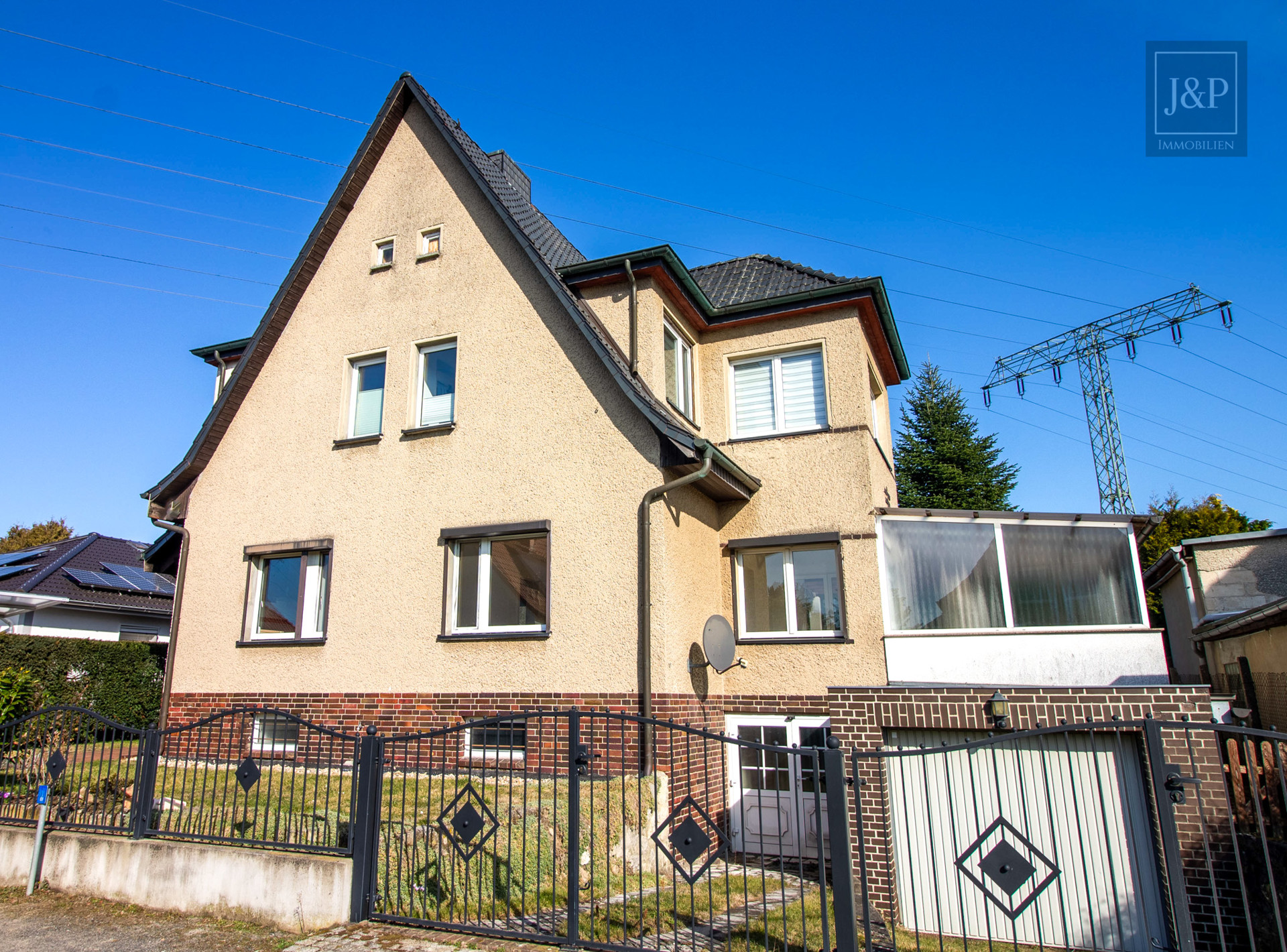 Charmantes Zweifamilienhaus mit großem Garten, Terrasse & Garage – ideal für Familien und Kapitalanleger - Außenansicht