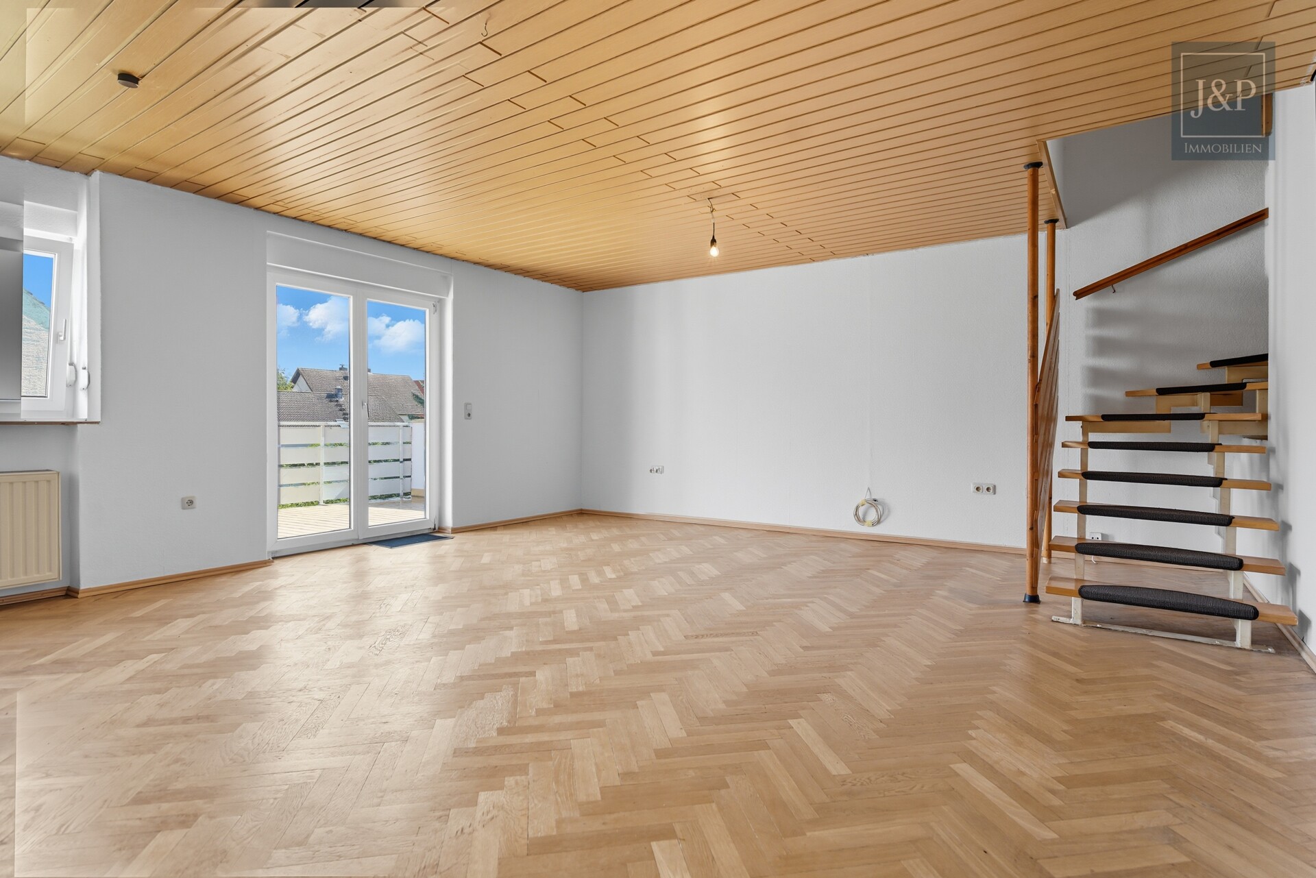 Traumhaft geschnittene Maisonette-Wohnung in ruhiger Lage! - Wohnzimmer