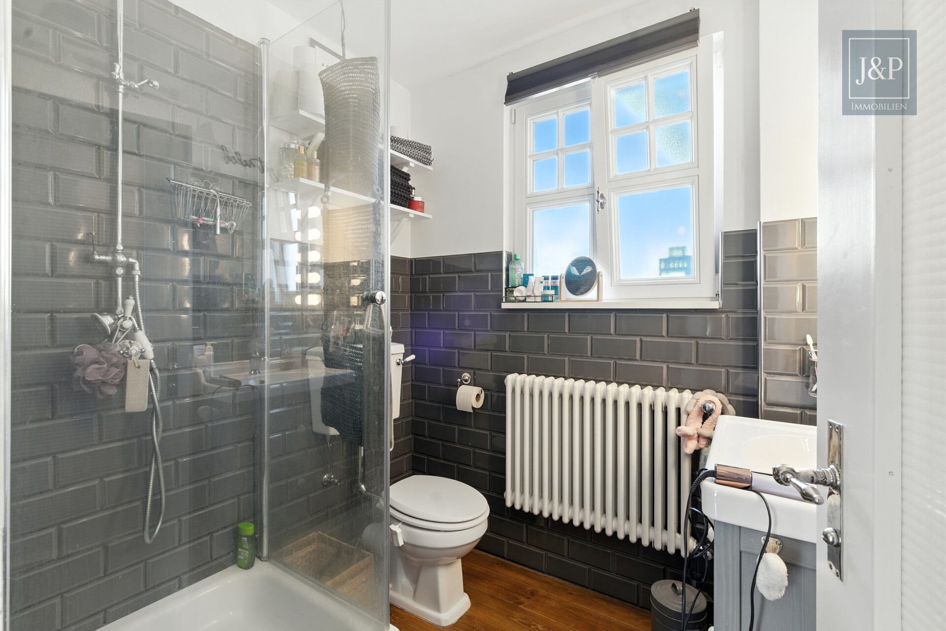 Komplettsanierung im Landhausstiel - Familienzuhause mit ELW & Baugrundstück - Bad OG