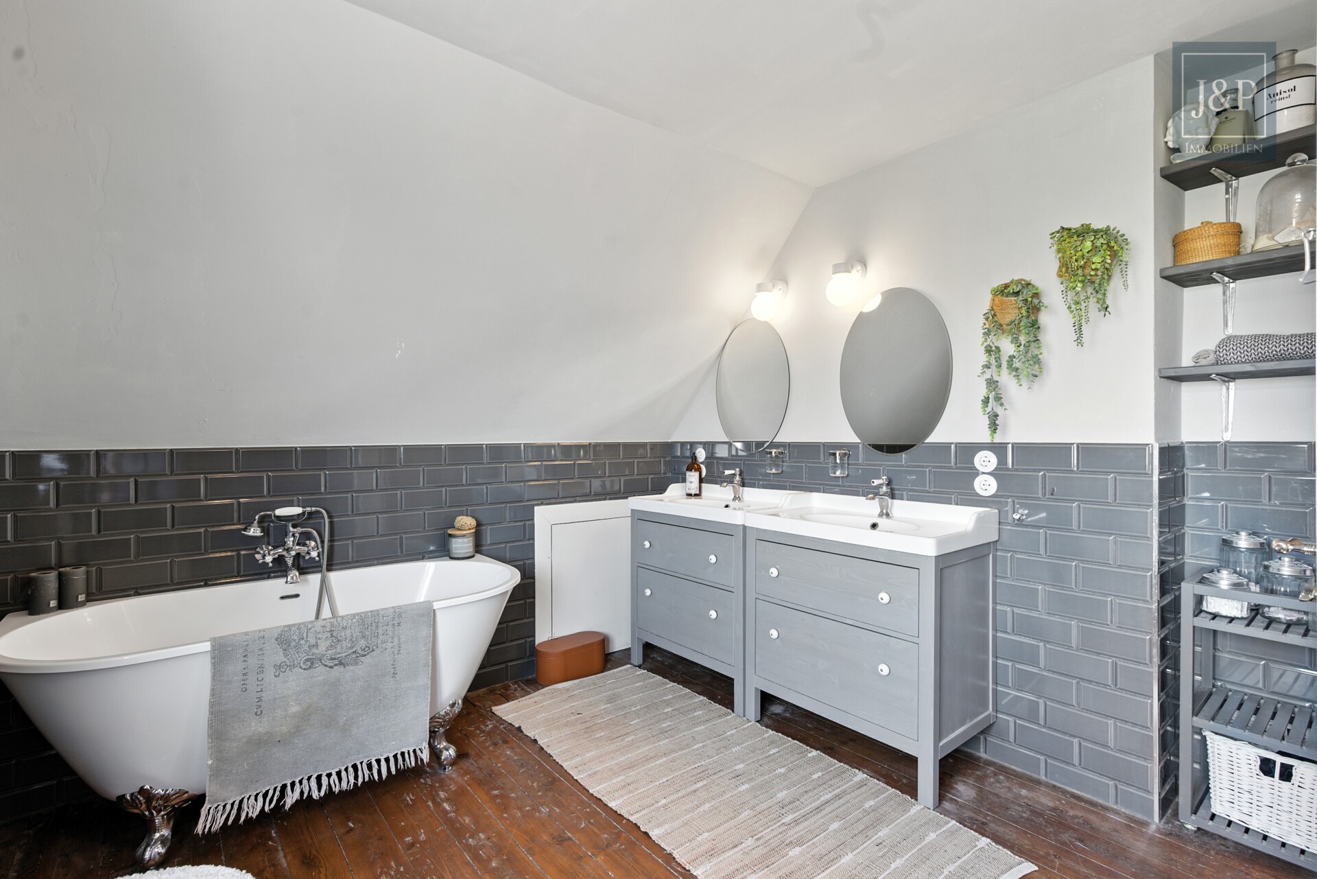 Komplettsanierung im Landhausstiel - Familienzuhause mit ELW & Baugrundstück - Bad DG