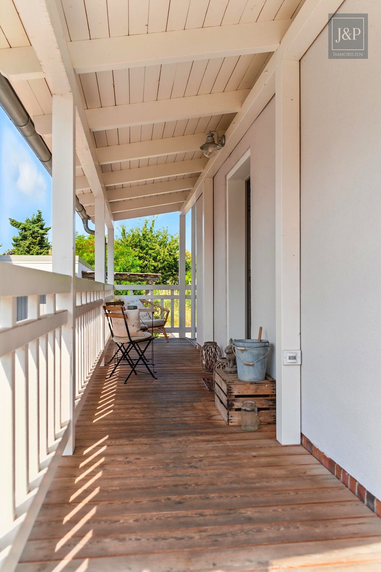 Komplettsanierung im Landhausstiel - Familienzuhause mit ELW & Baugrundstück - Veranda