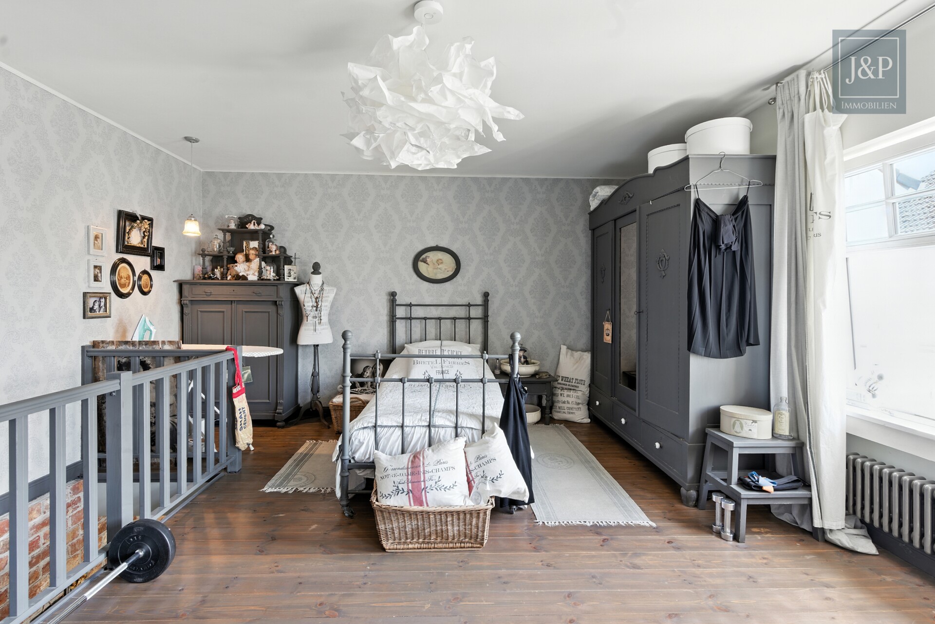 Komplettsanierung im Landhausstiel - Familienzuhause mit ELW & Baugrundstück - Schlafen Anbau