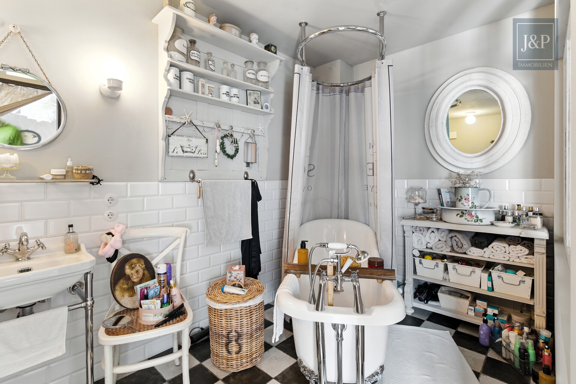 Komplettsanierung im Landhausstiel - Familienzuhause mit ELW & Baugrundstück - Bad Anbau