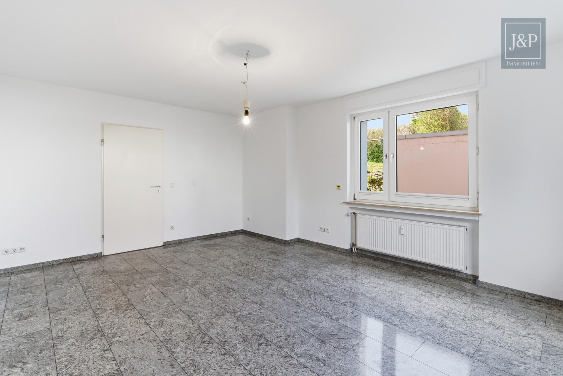 Helle 3-Zimmer-Wohnung mit Terrasse & Gartenanteil in Toplage Hofheim-Marxheim - Wohnzimmer