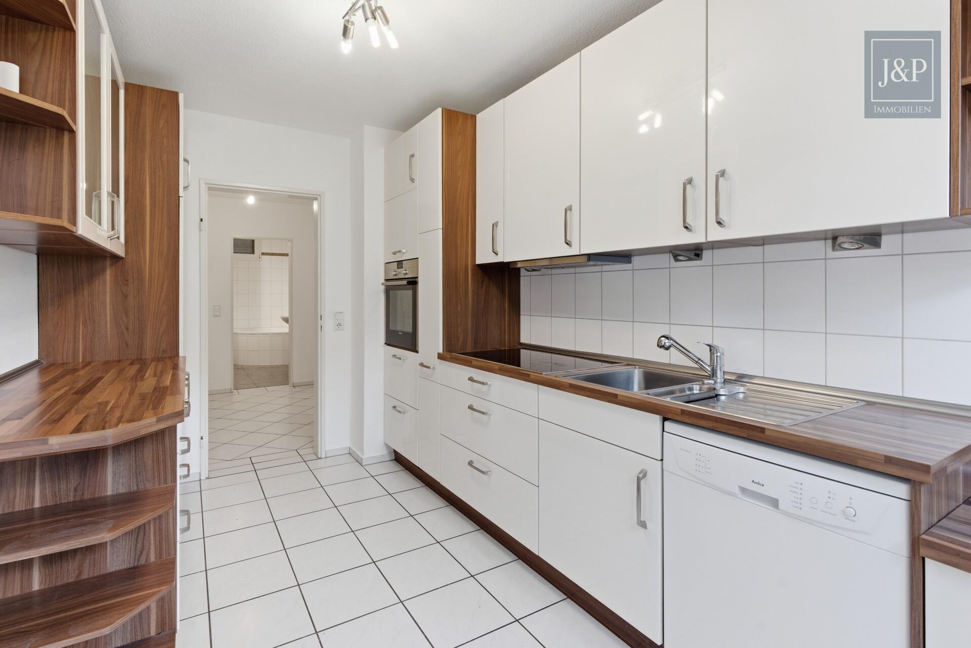 Helle 3-Zimmer-Wohnung mit Terrasse & Gartenanteil in Toplage Hofheim-Marxheim - Küche