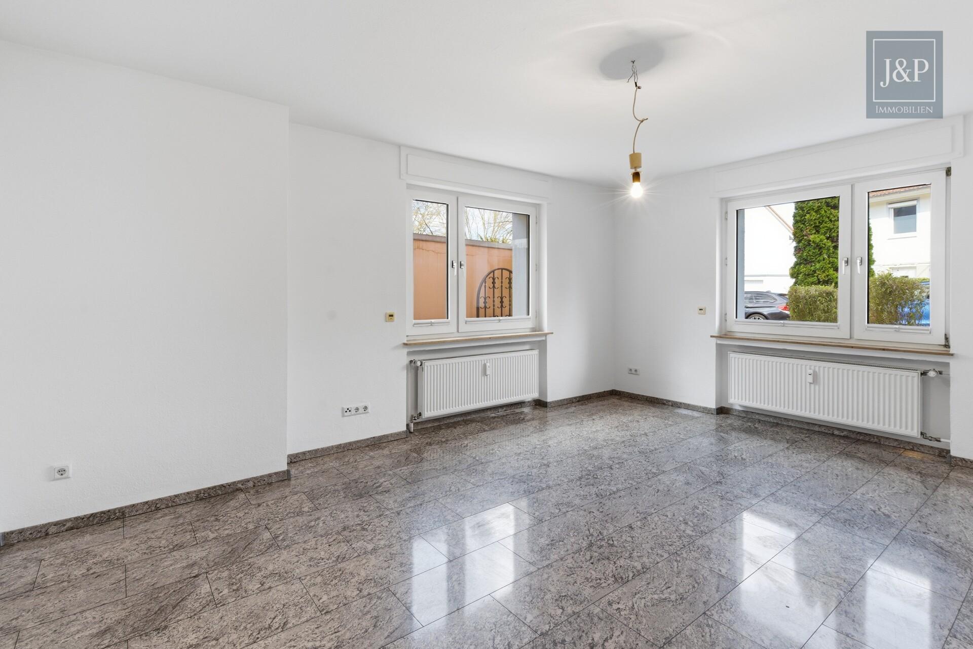 Helle 3-Zimmer-Wohnung mit Terrasse & Gartenanteil in Toplage Hofheim-Marxheim - Wohnzimmer