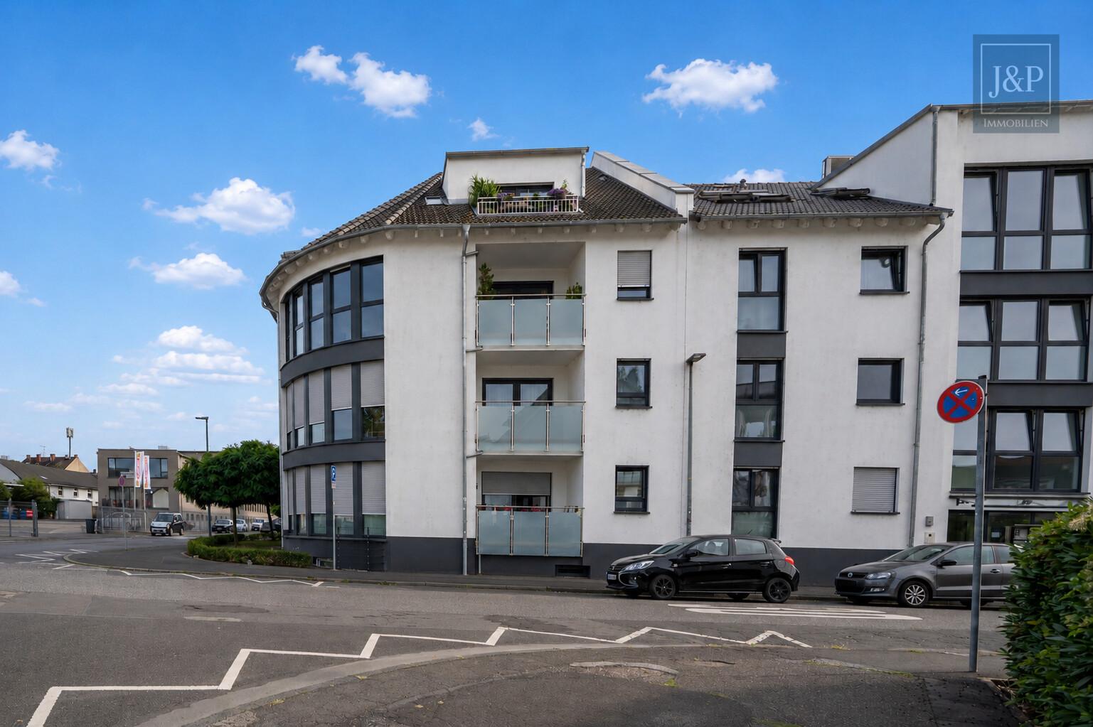 Vermietete Dachgeschosswohnung mit Balkon, Aufzug und ca. 34 m² großem, ausgebautem Spitzboden! - Außenansicht