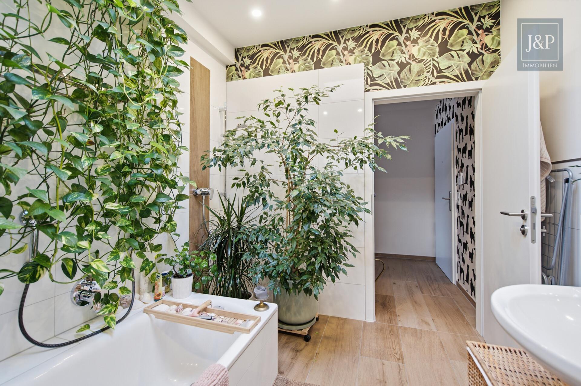 Vermietete Dachgeschosswohnung mit Balkon, Aufzug und ca. 34 m² großem, ausgebautem Spitzboden! - Badezimmer