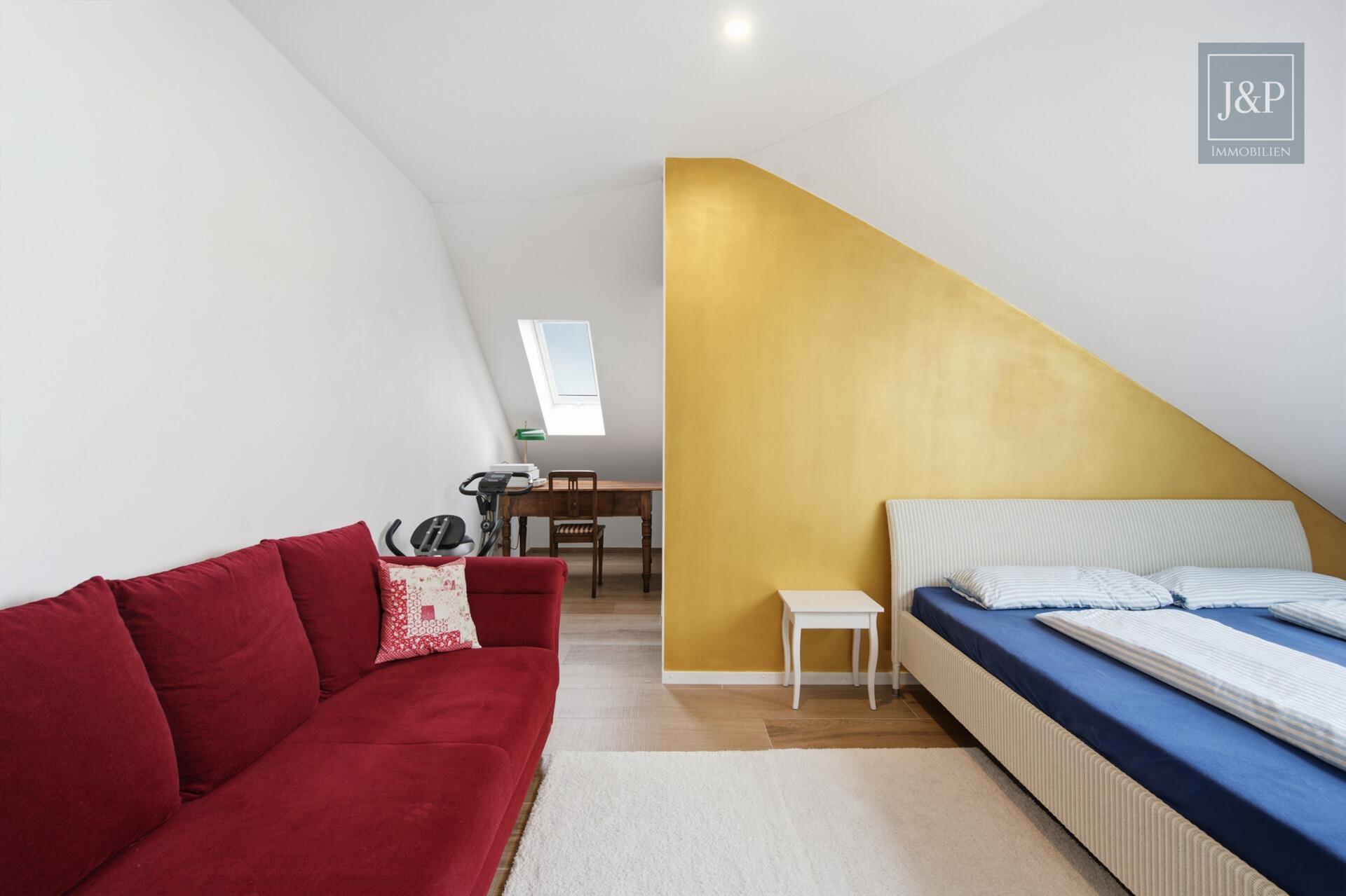 Vermietete Dachgeschosswohnung mit Balkon, Aufzug und ca. 34 m² großem, ausgebautem Spitzboden! - Schlafzimmer mit Ankleide