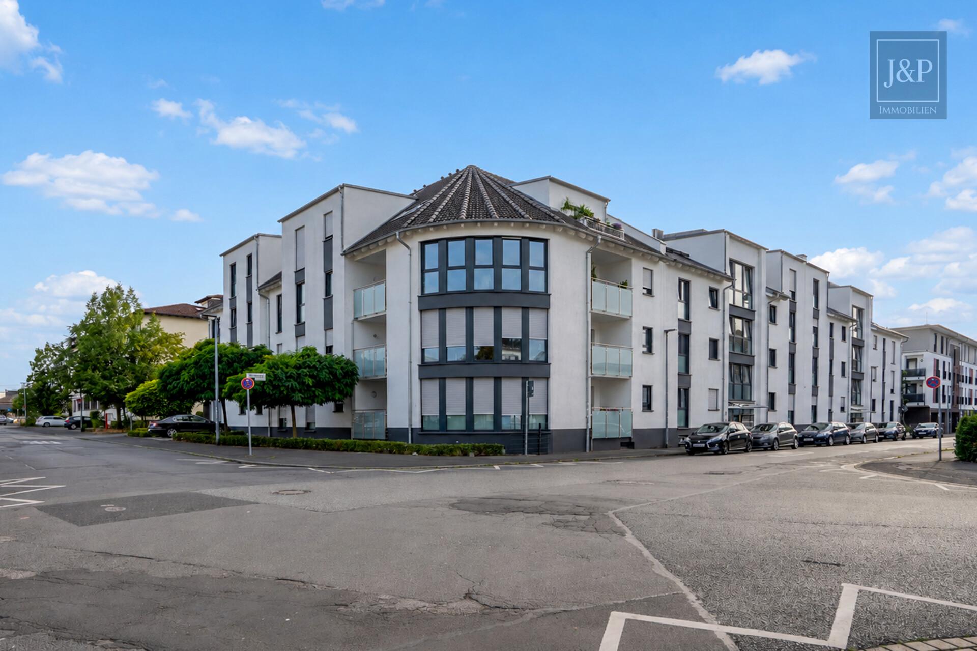Vermietete Dachgeschosswohnung mit Balkon, Aufzug und ca. 34 m² großem, ausgebautem Spitzboden! - Außenansicht