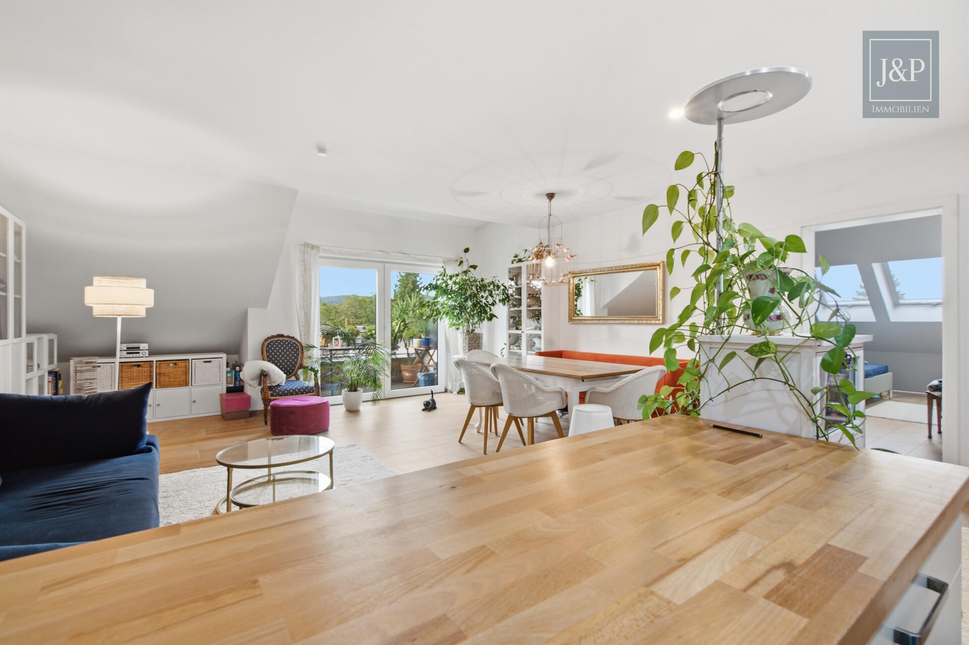 Vermietete Dachgeschosswohnung mit Balkon, Aufzug und ca. 34 m² großem, ausgebautem Spitzboden! - Küche