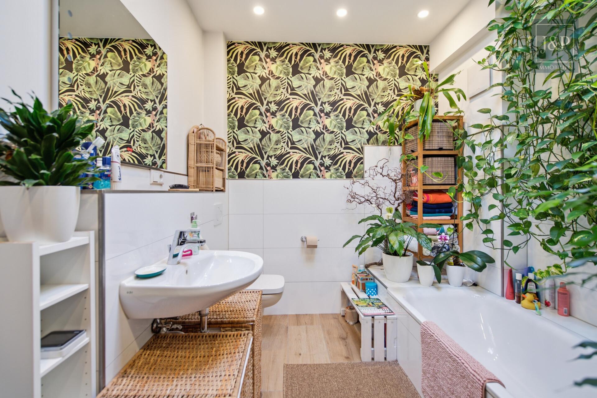 Vermietete Dachgeschosswohnung mit Balkon, Aufzug und ca. 34 m² großem, ausgebautem Spitzboden! - Badezimmer