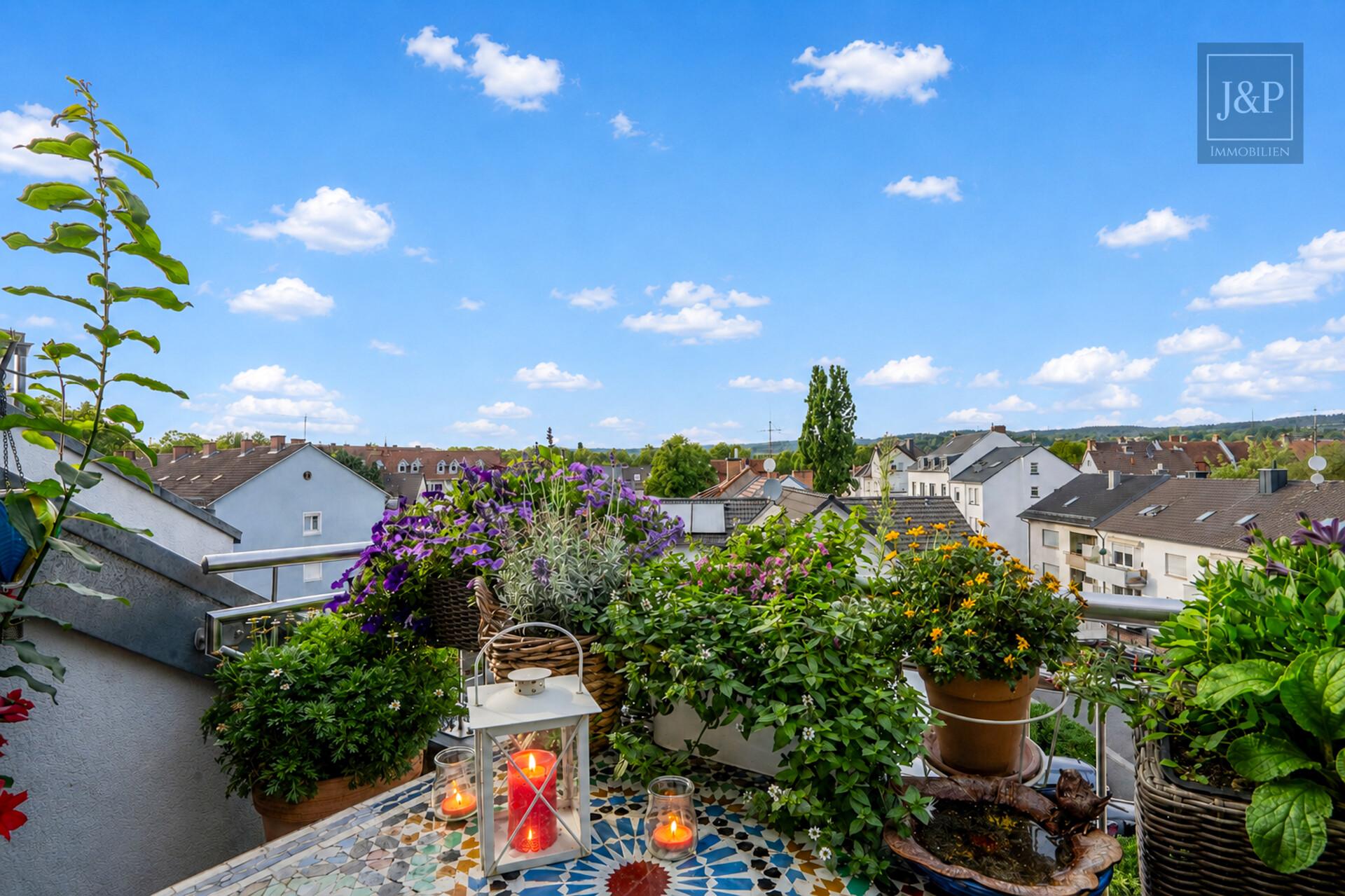 Vermietete Dachgeschosswohnung mit Balkon, Aufzug und ca. 34 m² großem, ausgebautem Spitzboden! - Balkon