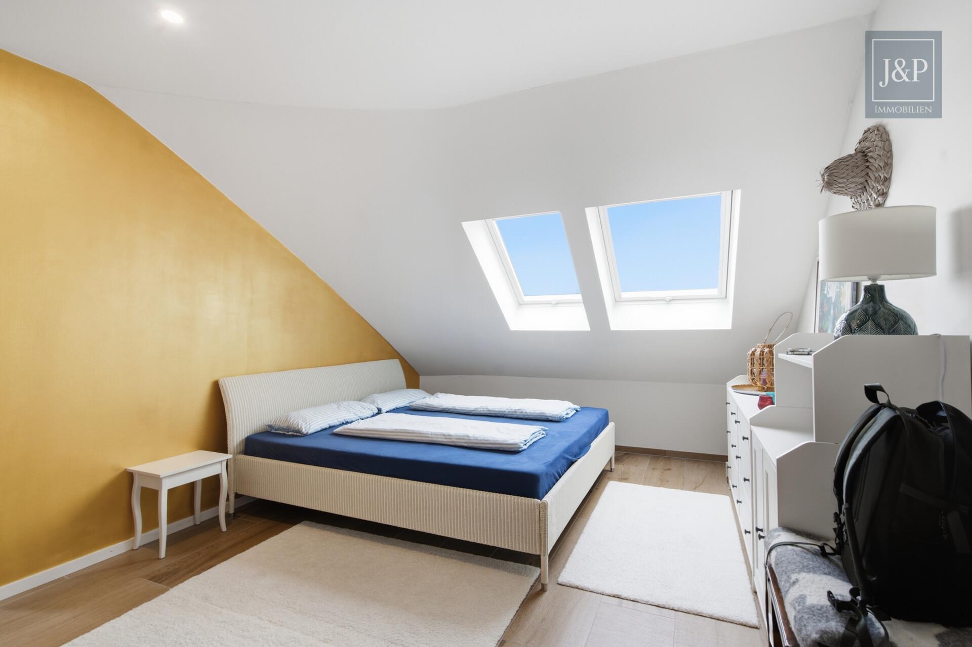 Vermietete Dachgeschosswohnung mit Balkon, Aufzug und ca. 34 m² großem, ausgebautem Spitzboden! - Schlafzimmer mit Ankleide