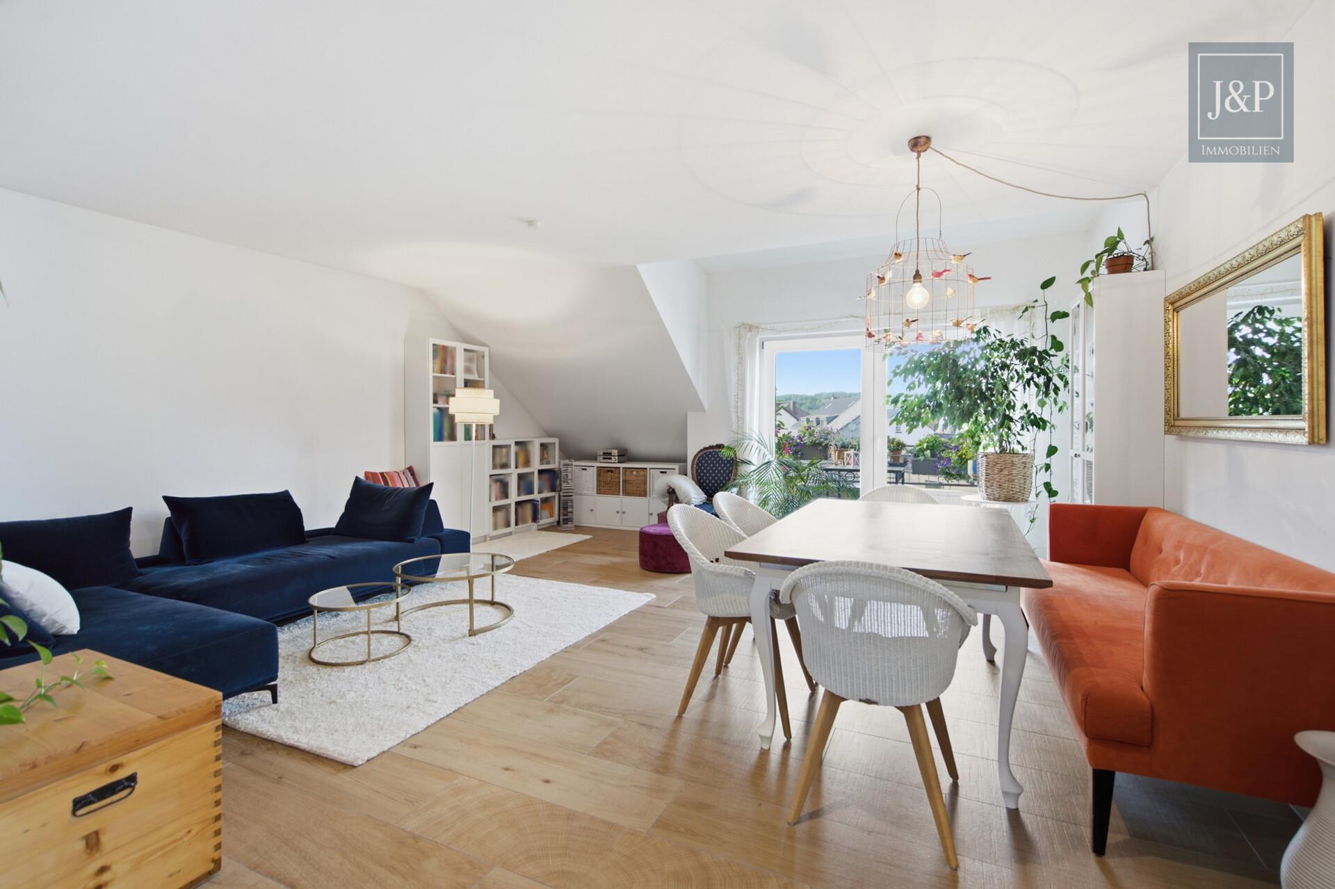 Vermietete Dachgeschosswohnung mit Balkon, Aufzug und ca. 34 m² großem, ausgebautem Spitzboden! - Wohnzimmer
