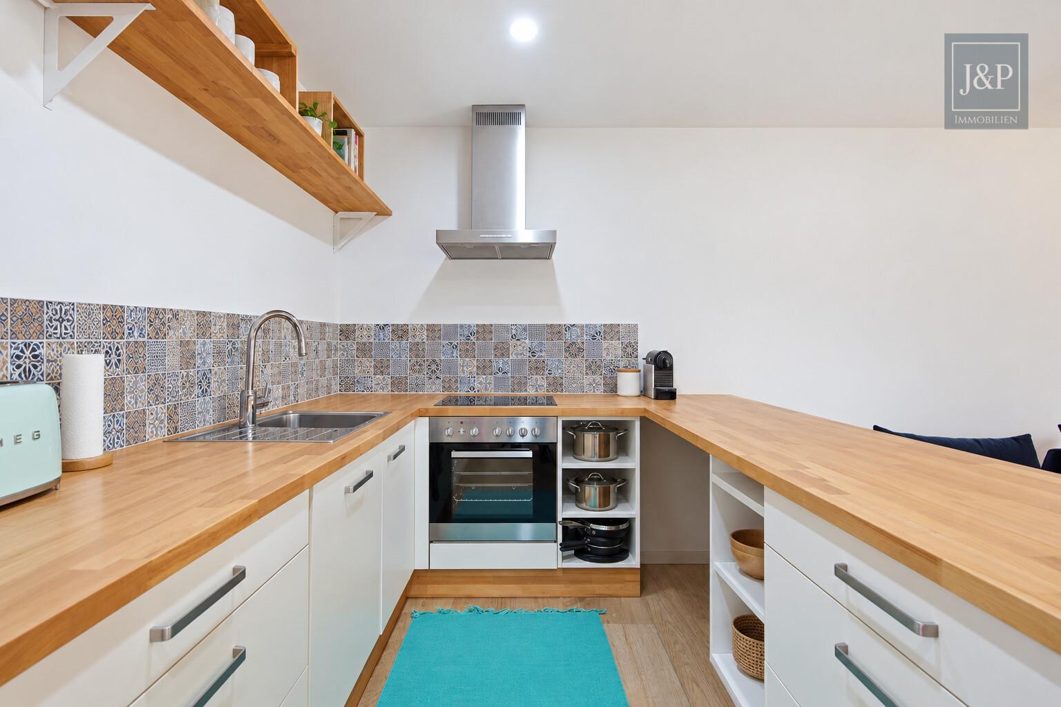 Vermietete Dachgeschosswohnung mit Balkon, Aufzug und ca. 34 m² großem, ausgebautem Spitzboden! - Küche