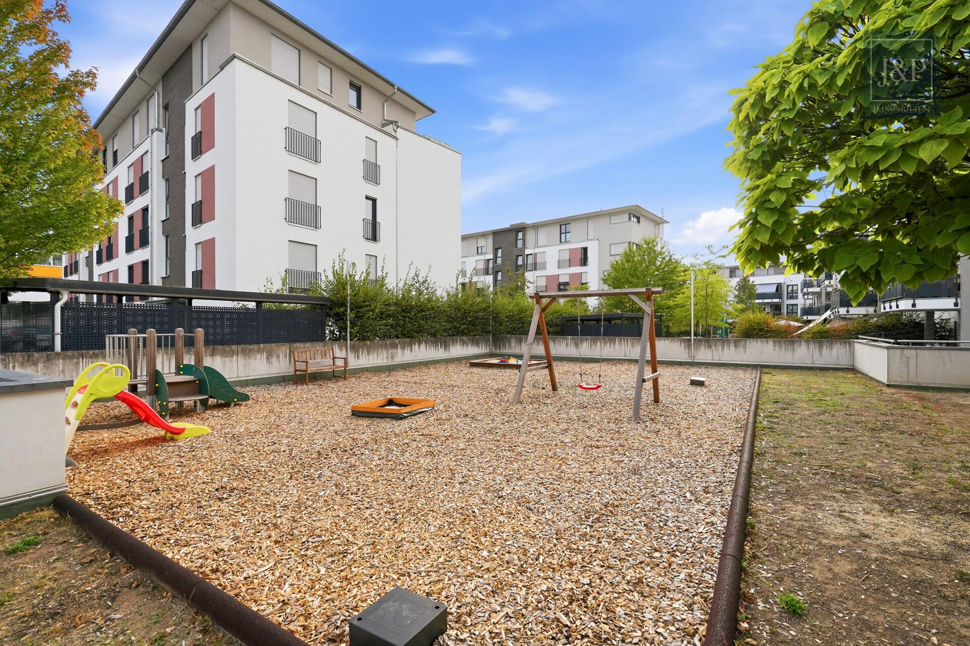Vermietete Dachgeschosswohnung mit Balkon, Aufzug und ca. 34 m² großem, ausgebautem Spitzboden! - Spielplatz