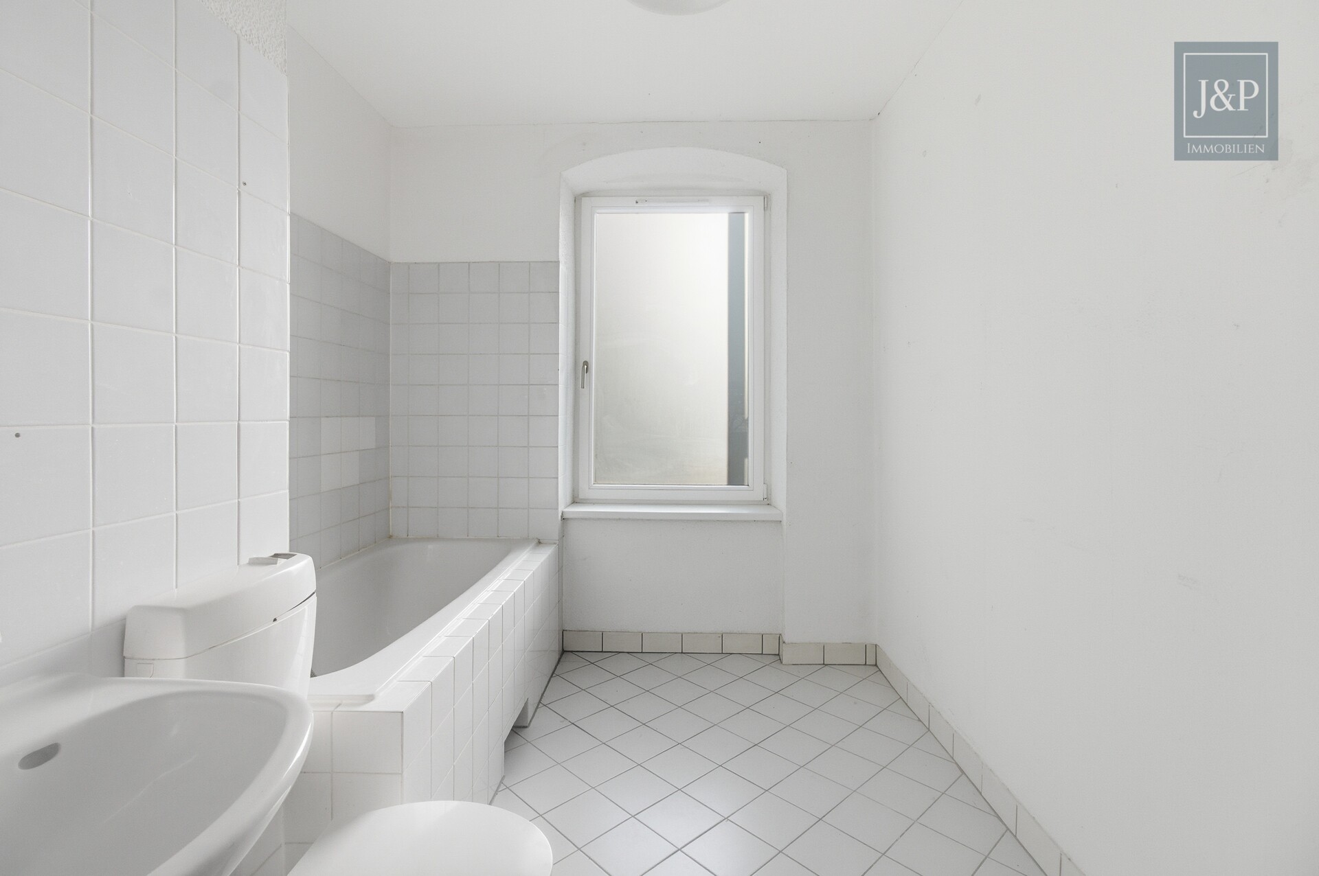 Toplage Maybachufer: Sonnige Altbauwohnung mit Balkon & Tageslichtbad - Badezimmer