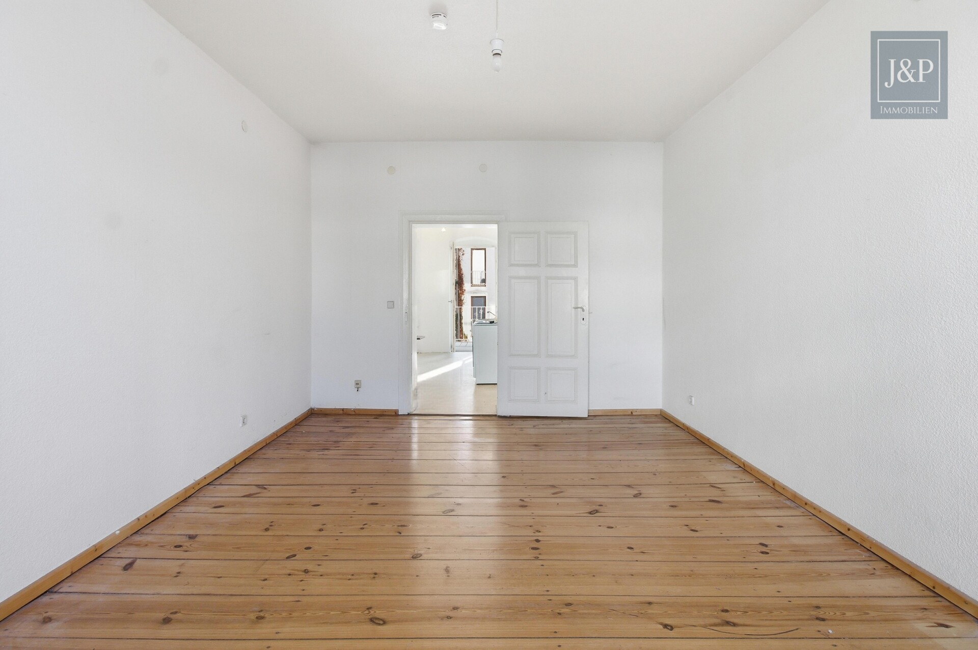 Toplage Maybachufer: Sonnige Altbauwohnung mit Balkon & Tageslichtbad - Wohnbereich
