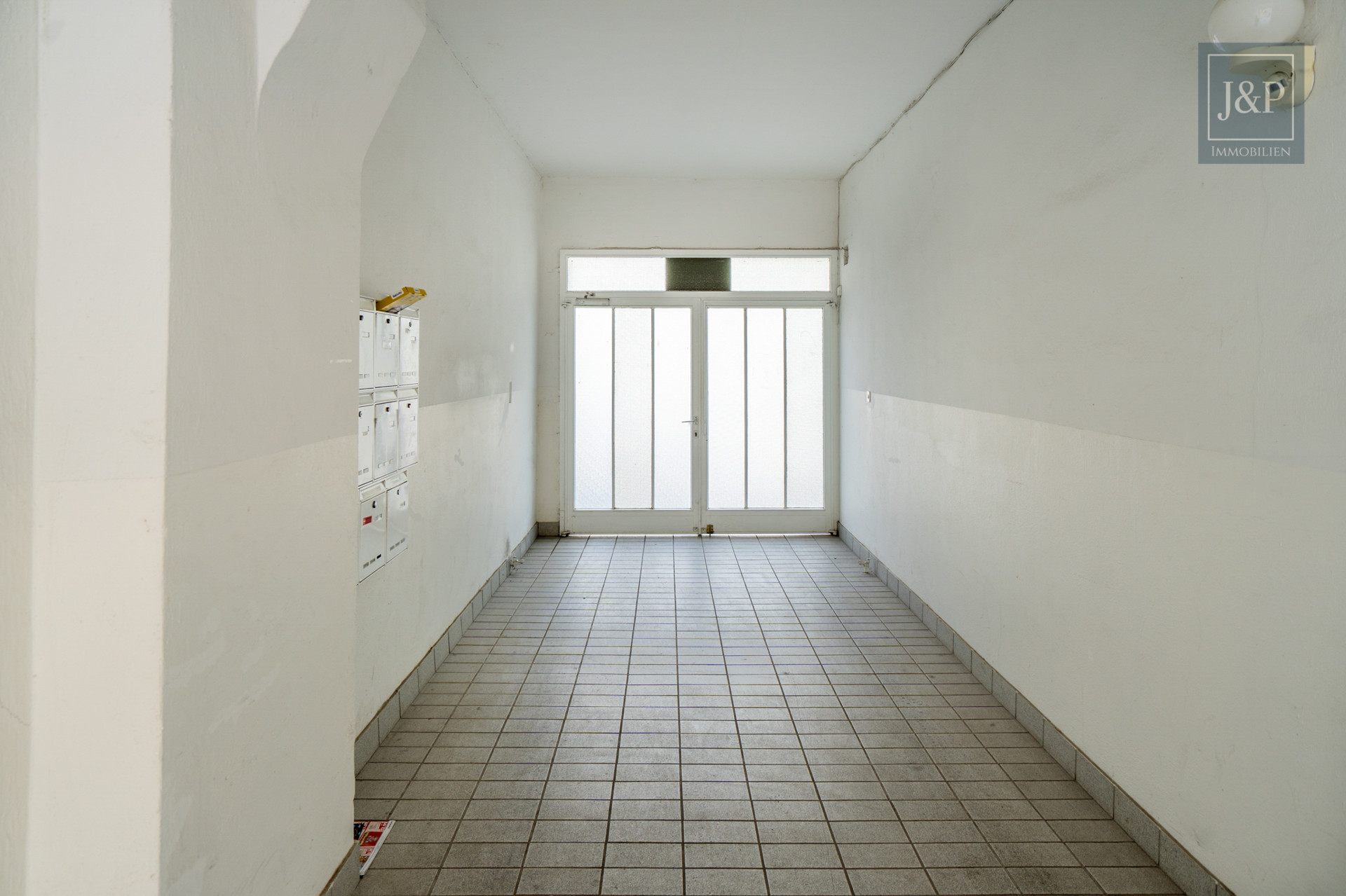 Stilvoll, zentral, bezugsfrei: 2-Zimmer-Dachgeschosswohnung mit Stellplatz im Gallus!! - Einfahrt