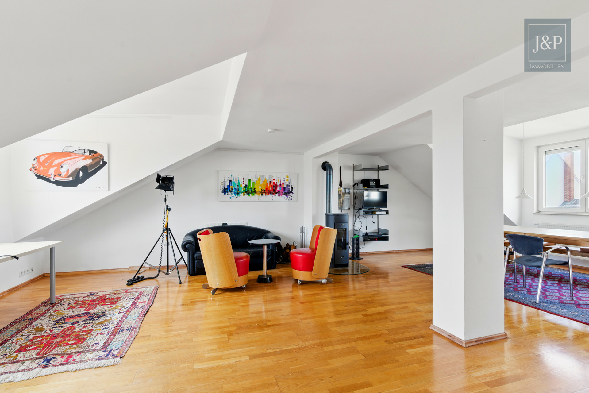 Stilvoll, zentral, bezugsfrei: 2-Zimmer-Dachgeschosswohnung mit Stellplatz im Gallus!! - Offener Wohn-/Essbereich