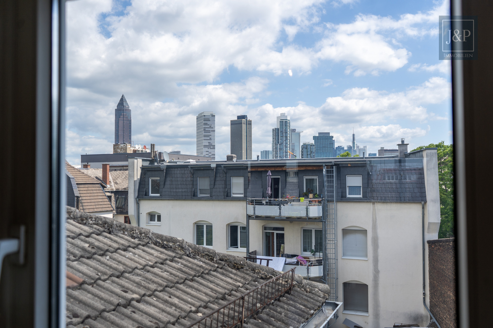 Stilvoll, zentral, bezugsfrei: 2-Zimmer-Dachgeschosswohnung mit Stellplatz im Gallus!! - Aussicht