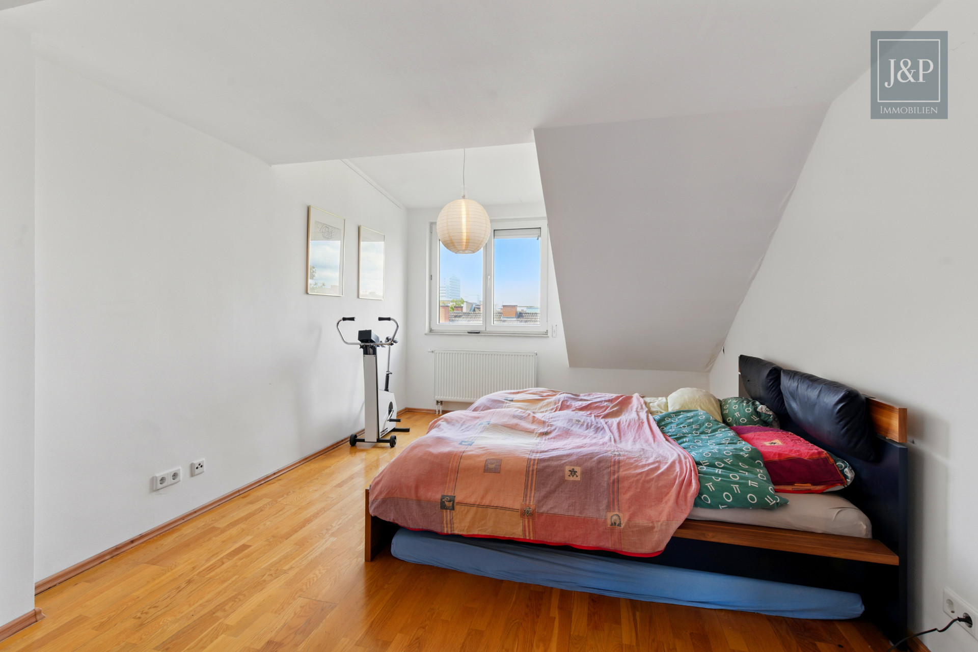Stilvoll, zentral, bezugsfrei: 2-Zimmer-Dachgeschosswohnung mit Stellplatz im Gallus!! - Schlafzimmer