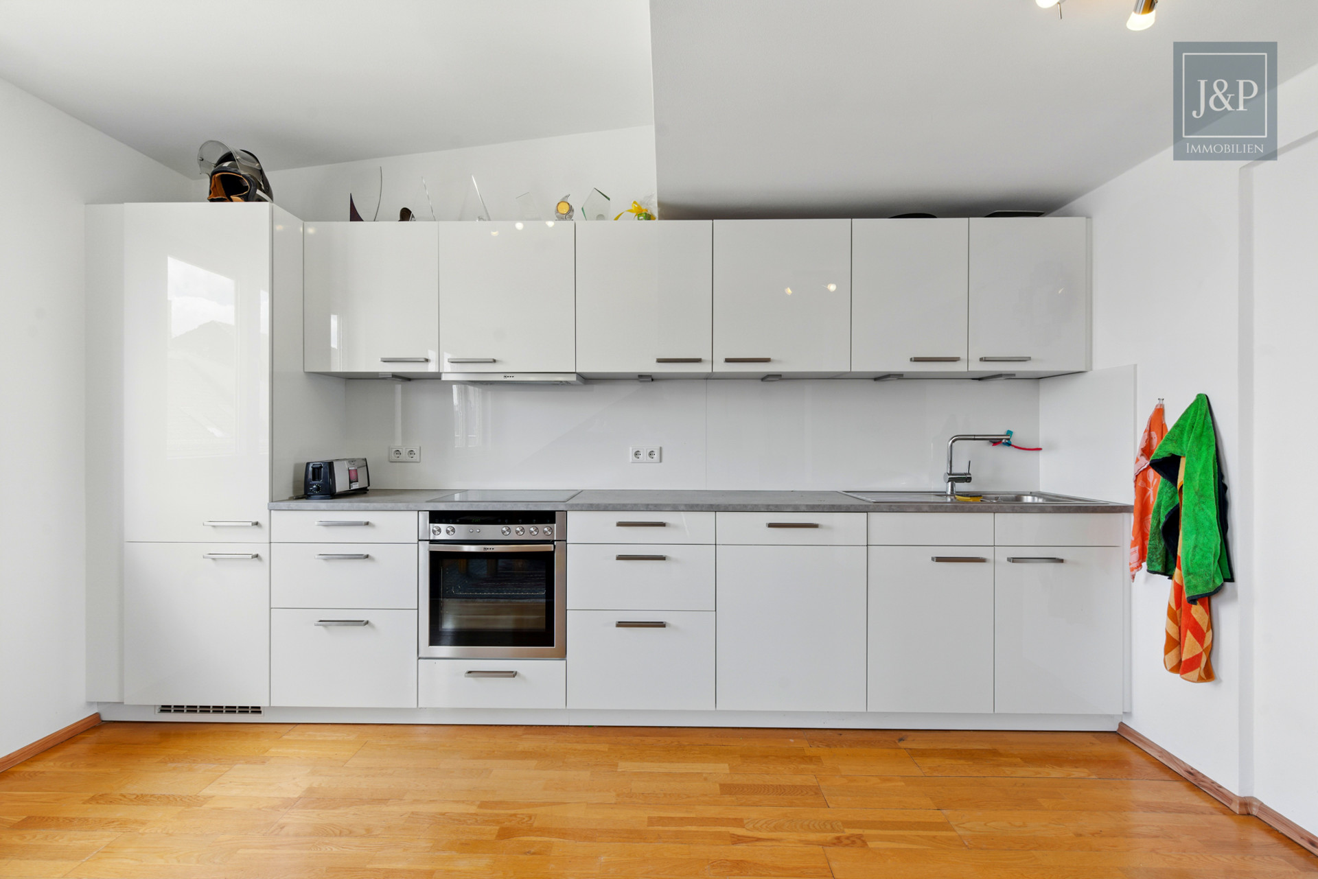 Stilvoll, zentral, bezugsfrei: 2-Zimmer-Dachgeschosswohnung mit Stellplatz im Gallus!! - Küche
