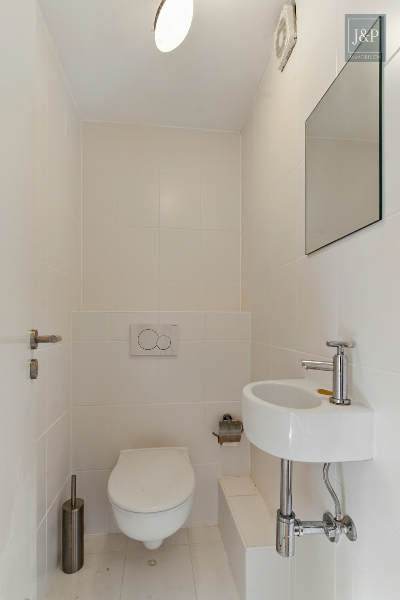 Stilvoll, zentral, bezugsfrei: 2-Zimmer-Dachgeschosswohnung mit Stellplatz im Gallus!! - Gäste-WC