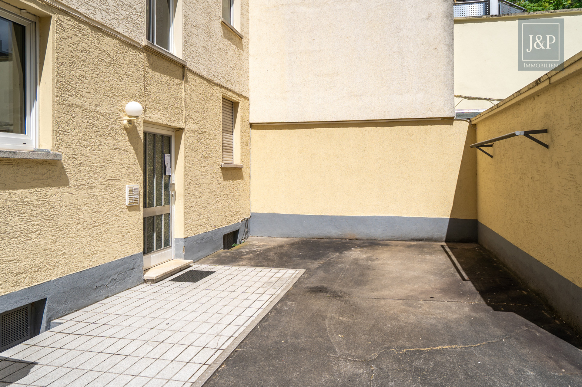 Stilvoll, zentral, bezugsfrei: 2-Zimmer-Dachgeschosswohnung mit Stellplatz im Gallus!! - Parkplatz