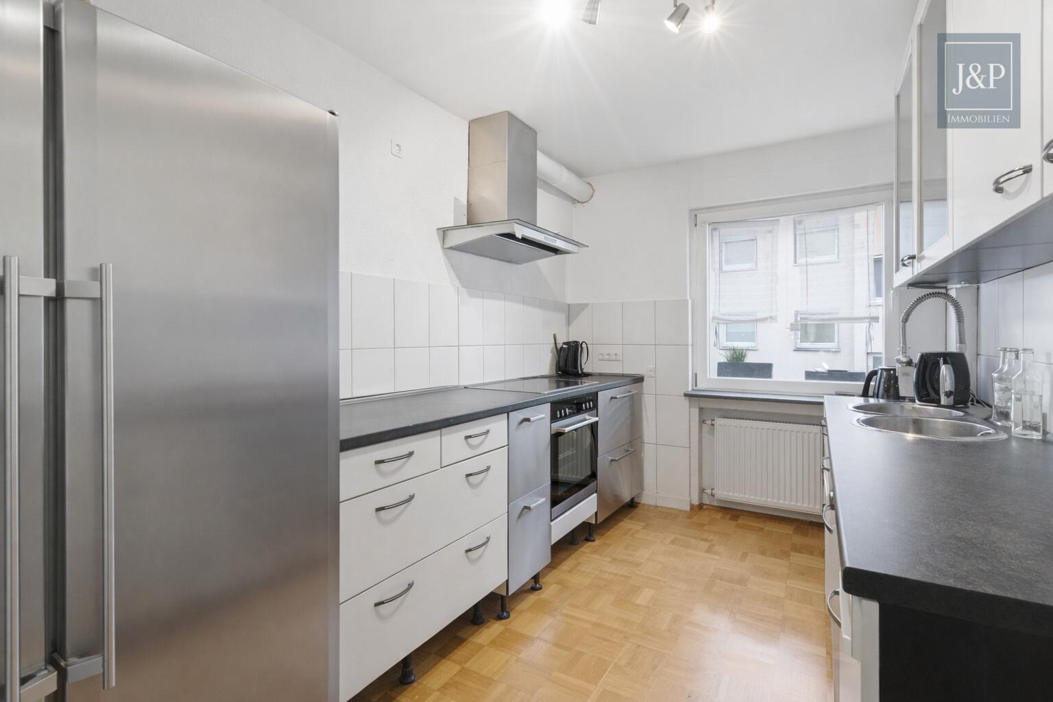 Große 5-Zimmer-Wohnung mit 5% Mietrendite, Terrasse, lichtdurchflutet Wohnkonzept in Friedberg - Küche
