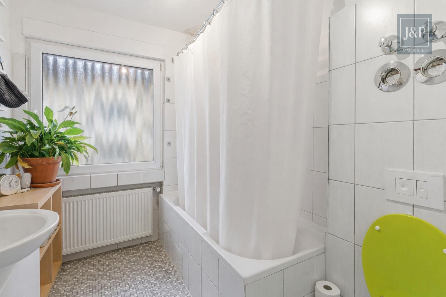 Große 5-Zimmer-Wohnung mit 5% Mietrendite, Terrasse, lichtdurchflutet Wohnkonzept in Friedberg - Badezimmer