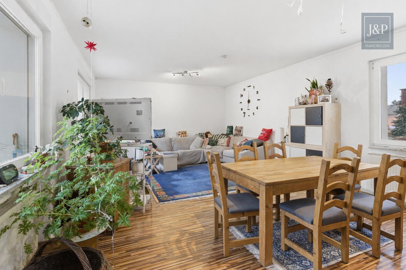Große 5-Zimmer-Wohnung mit 5% Mietrendite, Terrasse, lichtdurchflutet Wohnkonzept in Friedberg - Wohnzimmer